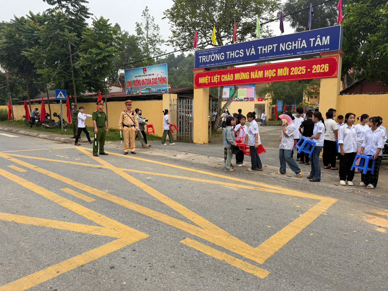 Cảnh s&aacute;t giao th&ocirc;ng L&agrave;o Cai đồng h&agrave;nh c&ugrave;ng học sinh bước v&agrave;o năm học mới- Ảnh 6.