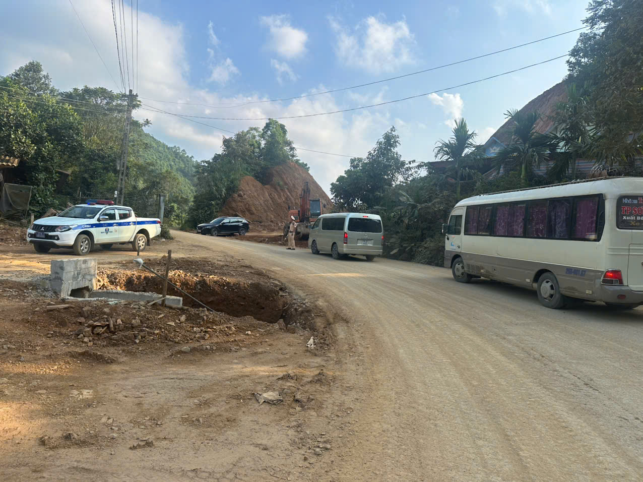 Hạ tầng v&agrave; trật tự an to&agrave;n giao th&ocirc;ng ở L&agrave;o Cai: Từ nghị quyết đến cuộc sống- Ảnh 2.