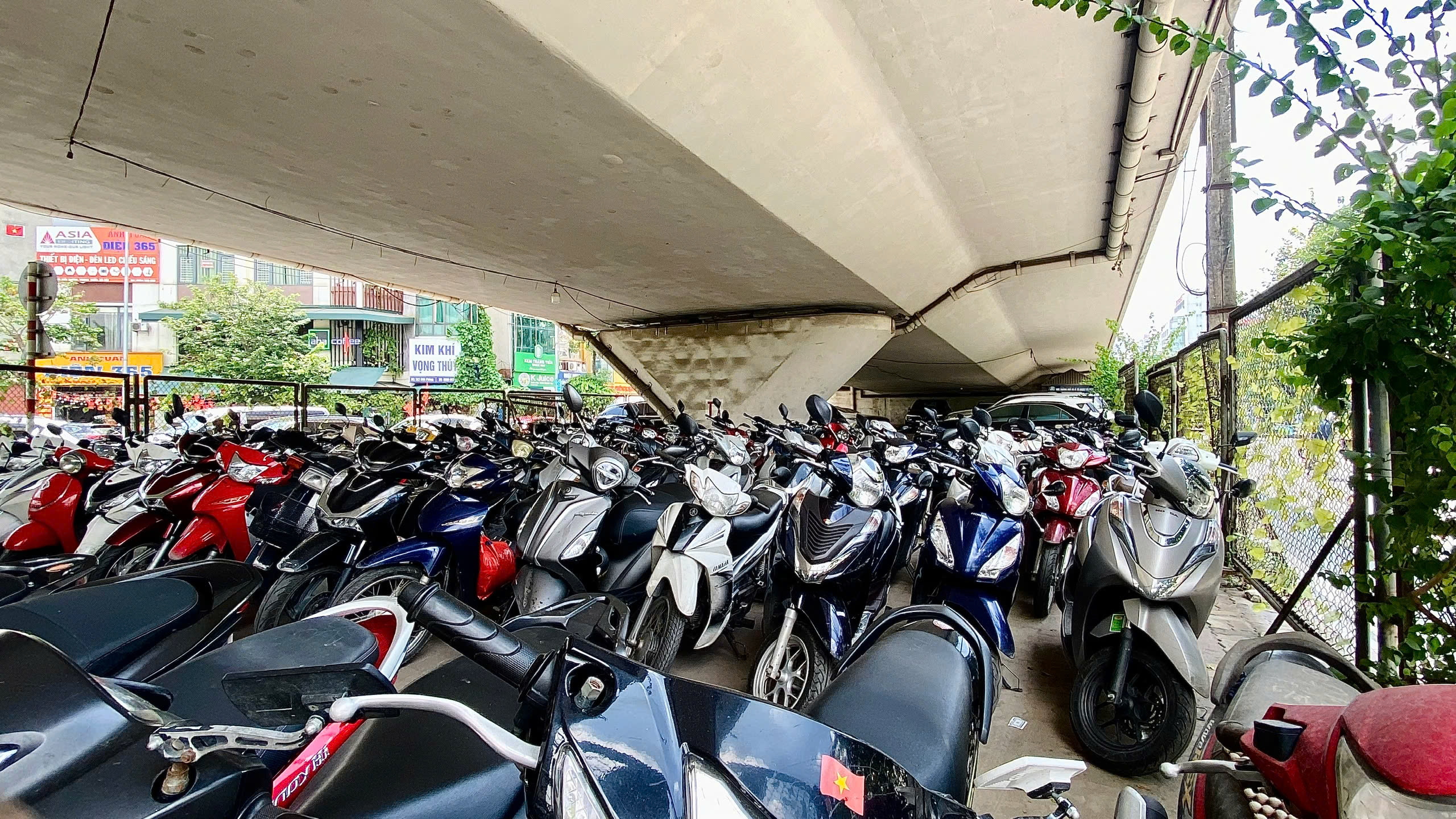 H&agrave; Nội sẽ x&oacute;a to&agrave;n bộ b&atilde;i xe dưới gầm cầu trong th&aacute;ng 9- Ảnh 1.