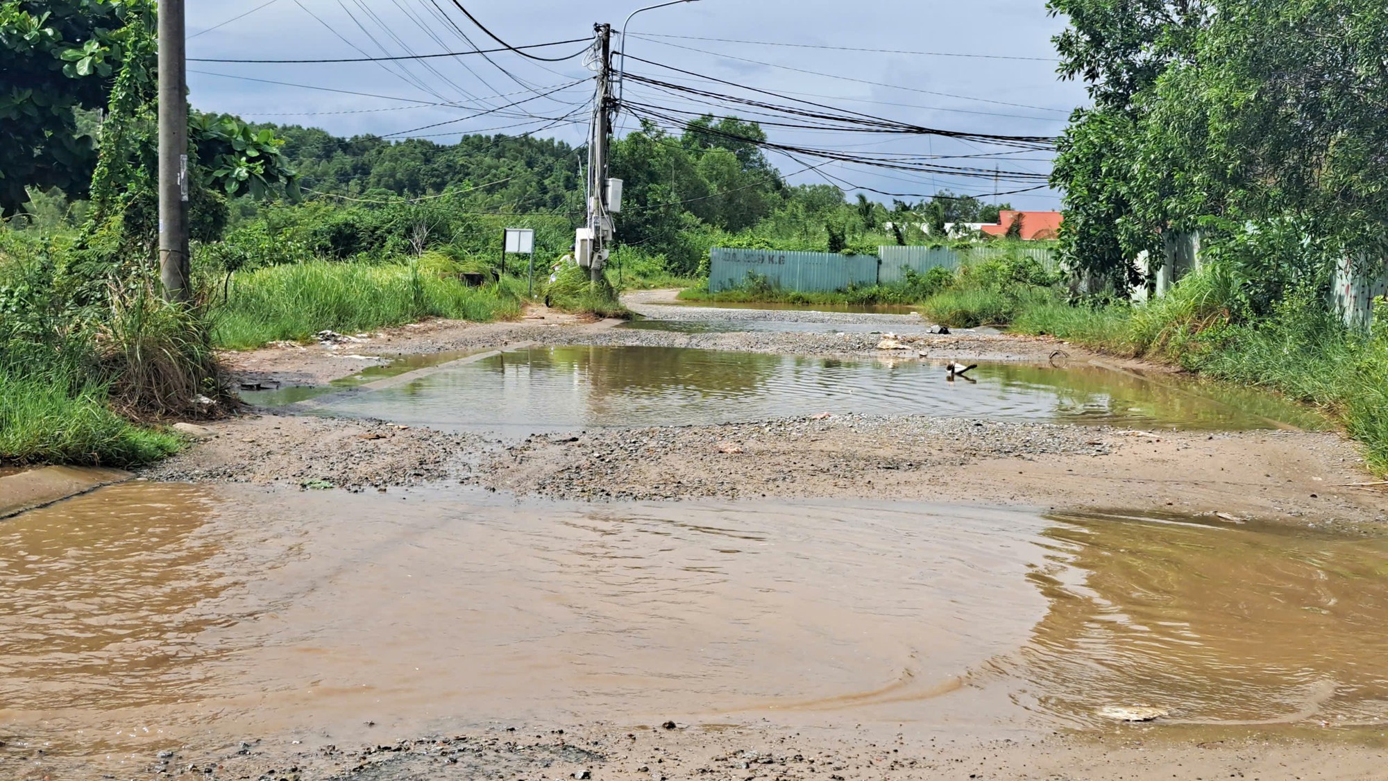B&eacute; g&aacute;i 10 tuổi tử vong v&igrave; rơi xuống hố s&acirc;u c&ocirc;ng tr&igrave;nh ở Ph&uacute; Quốc- Ảnh 1.