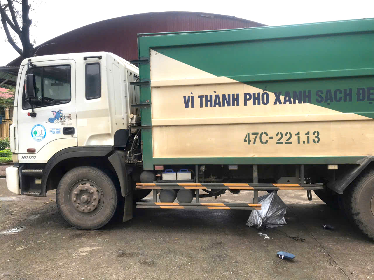 Xe thu gom r&aacute;c va chạm với nam sinh trong s&acirc;n trường khiến nạn nh&acirc;n tử vong- Ảnh 1.