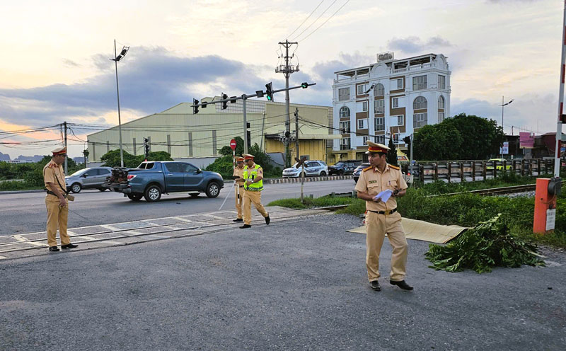 Lực lượng chức năng kh&aacute;m nghiệm hiện trường vụ tai nạn - Ảnh: Th&agrave;nh Nam.