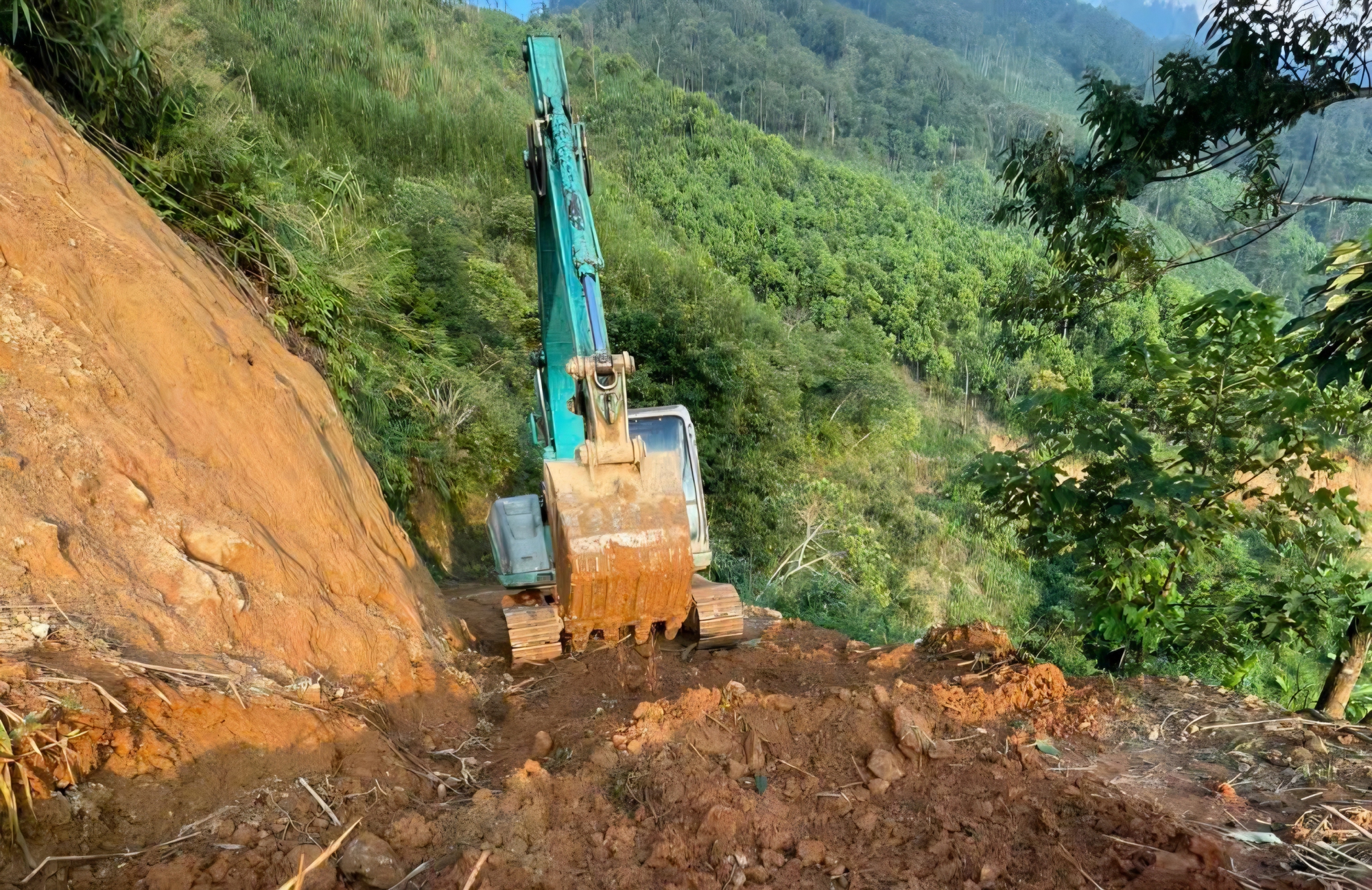 Hạ tầng v&agrave; trật tự an to&agrave;n giao th&ocirc;ng ở L&agrave;o Cai: Từ nghị quyết đến cuộc sống- Ảnh 4.