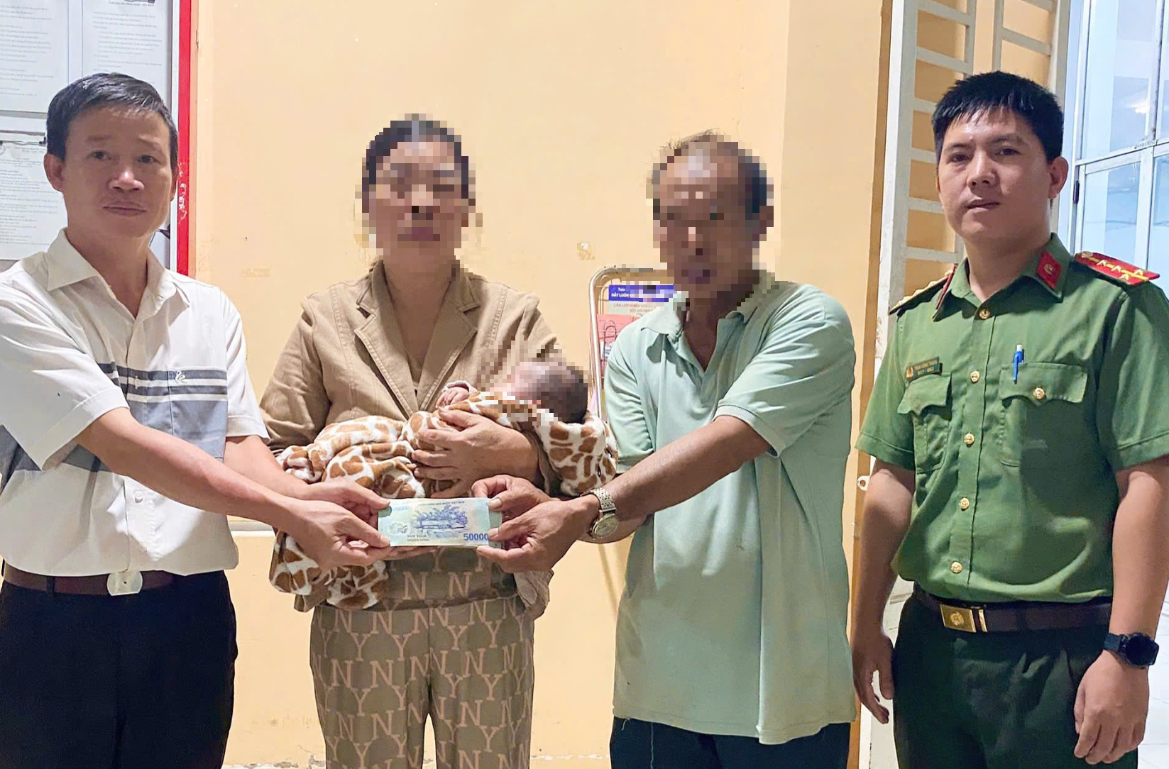 Công an Đồng Nai giúp người phụ nữ thất lạc 1 năm đoàn tụ cùng gia đình- Ảnh 1. Công an Đồng Nai giúp người phụ nữ thất lạc 1 năm đoàn tụ cùng gia đình- Ảnh 1.