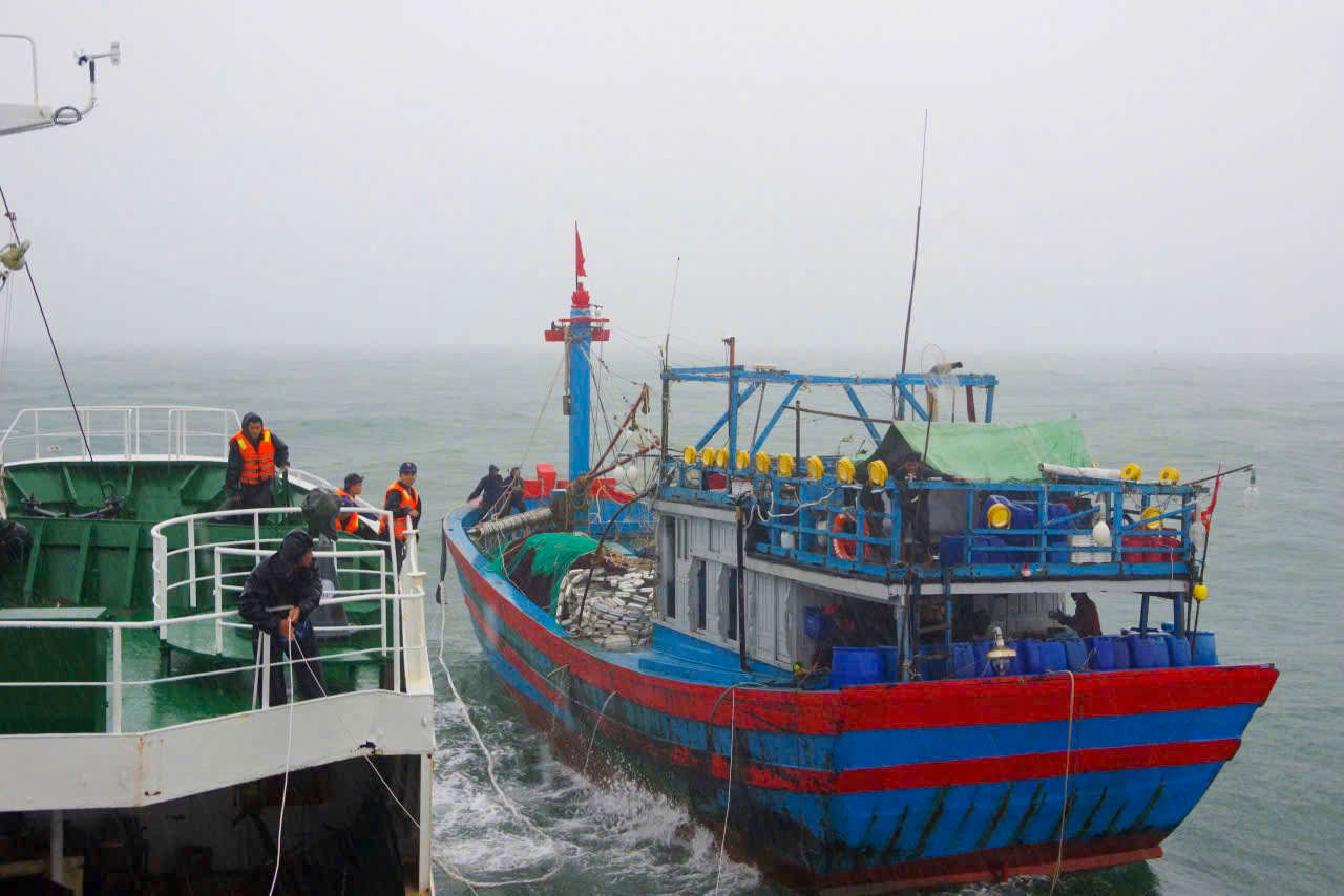 Hải đội 211 t&iacute;ch cực hỗ trợ ngư d&acirc;n, đảm bảo chủ quyền biển đảo- Ảnh 3.