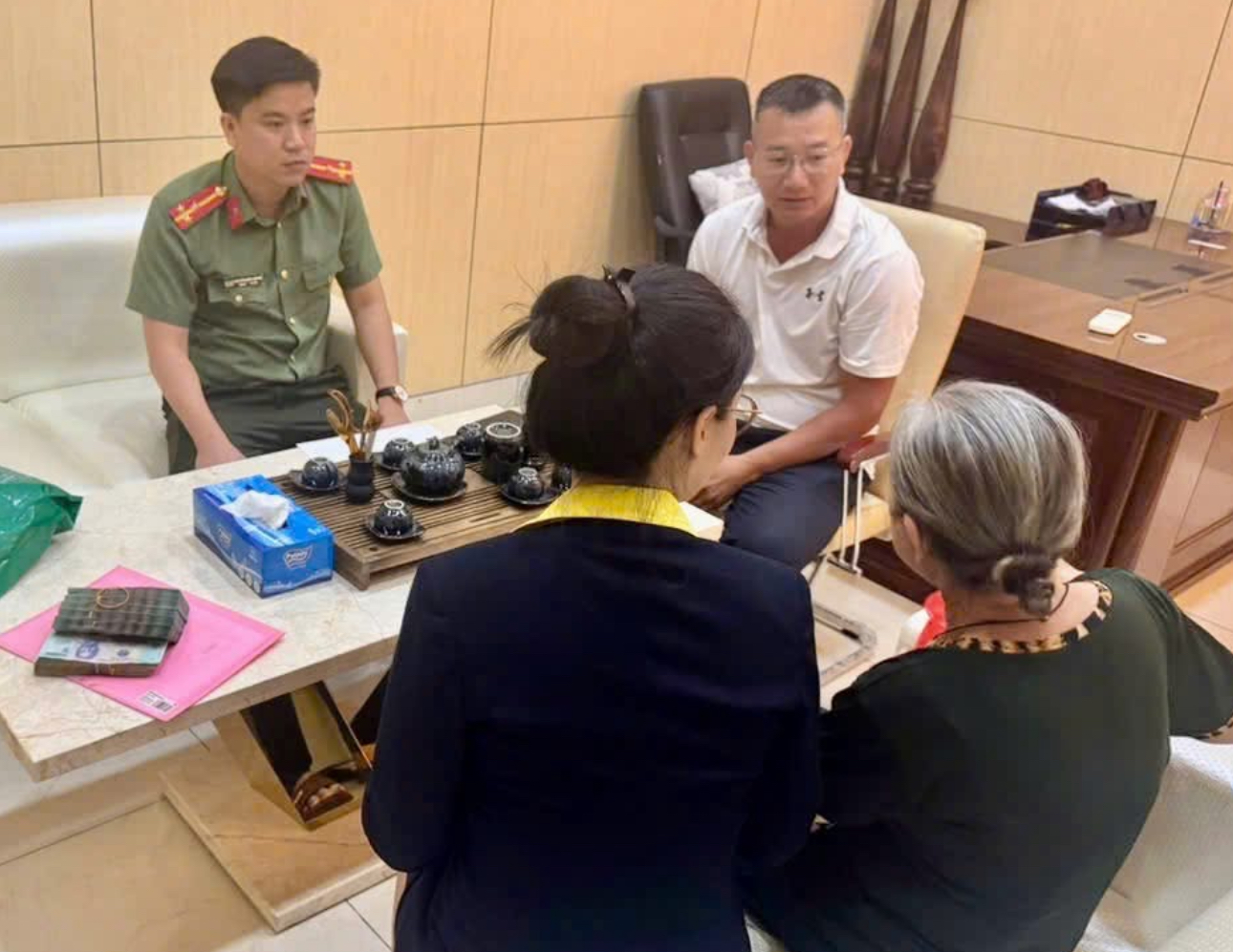 Ph&uacute;t ch&oacute;t chặn kịp thời vụ mạo danh c&ocirc;ng an lừa gần nửa tỷ đồng của cụ b&agrave; 73 tuổi- Ảnh 1.