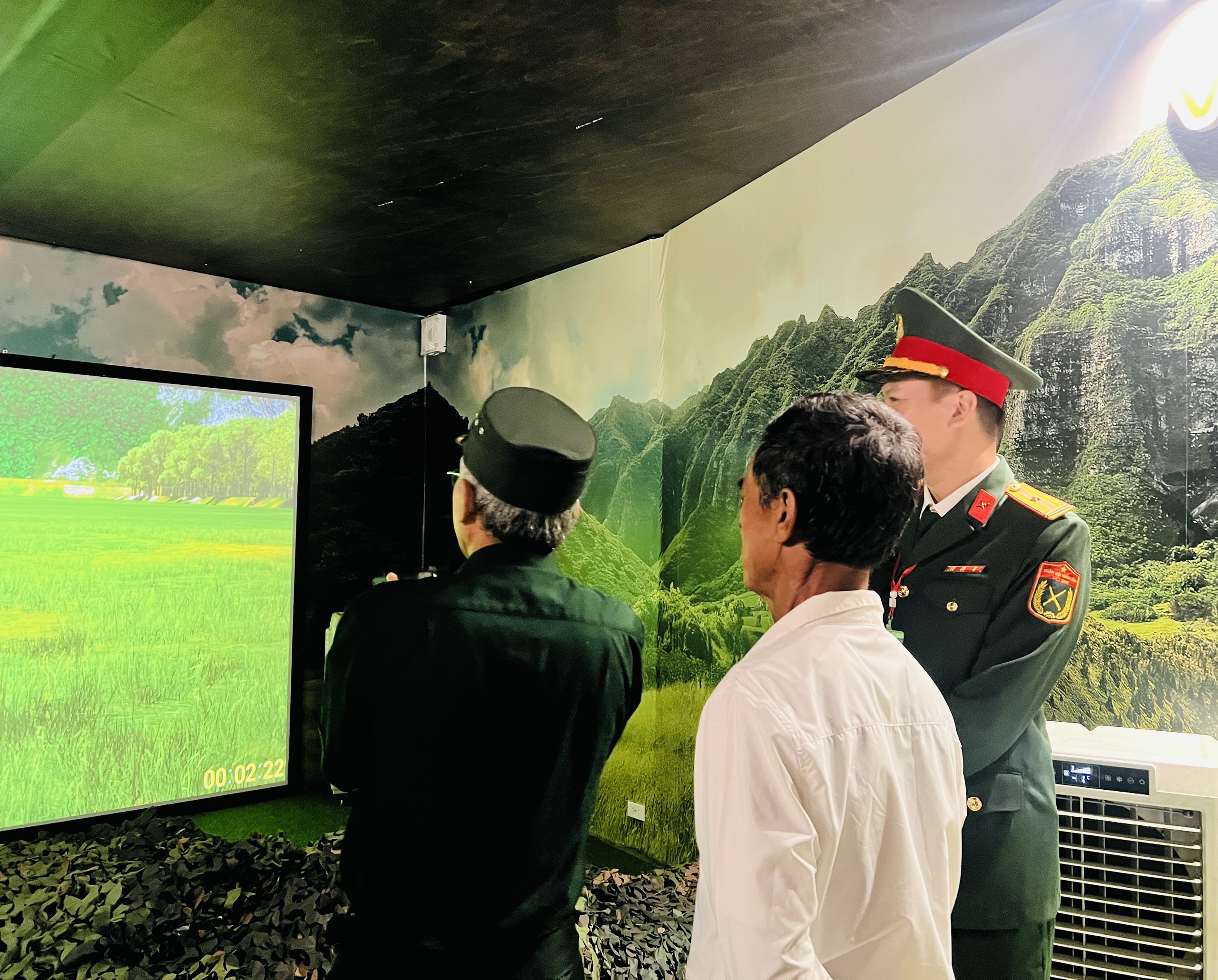 Dòng người tiếp tục chen chân xếp hàng thưởng lãm thành tựu đất nước 80 năm- Ảnh 3. Dòng người tiếp tục chen chân xếp hàng thưởng lãm thành tựu đất nước 80 năm- Ảnh 3.