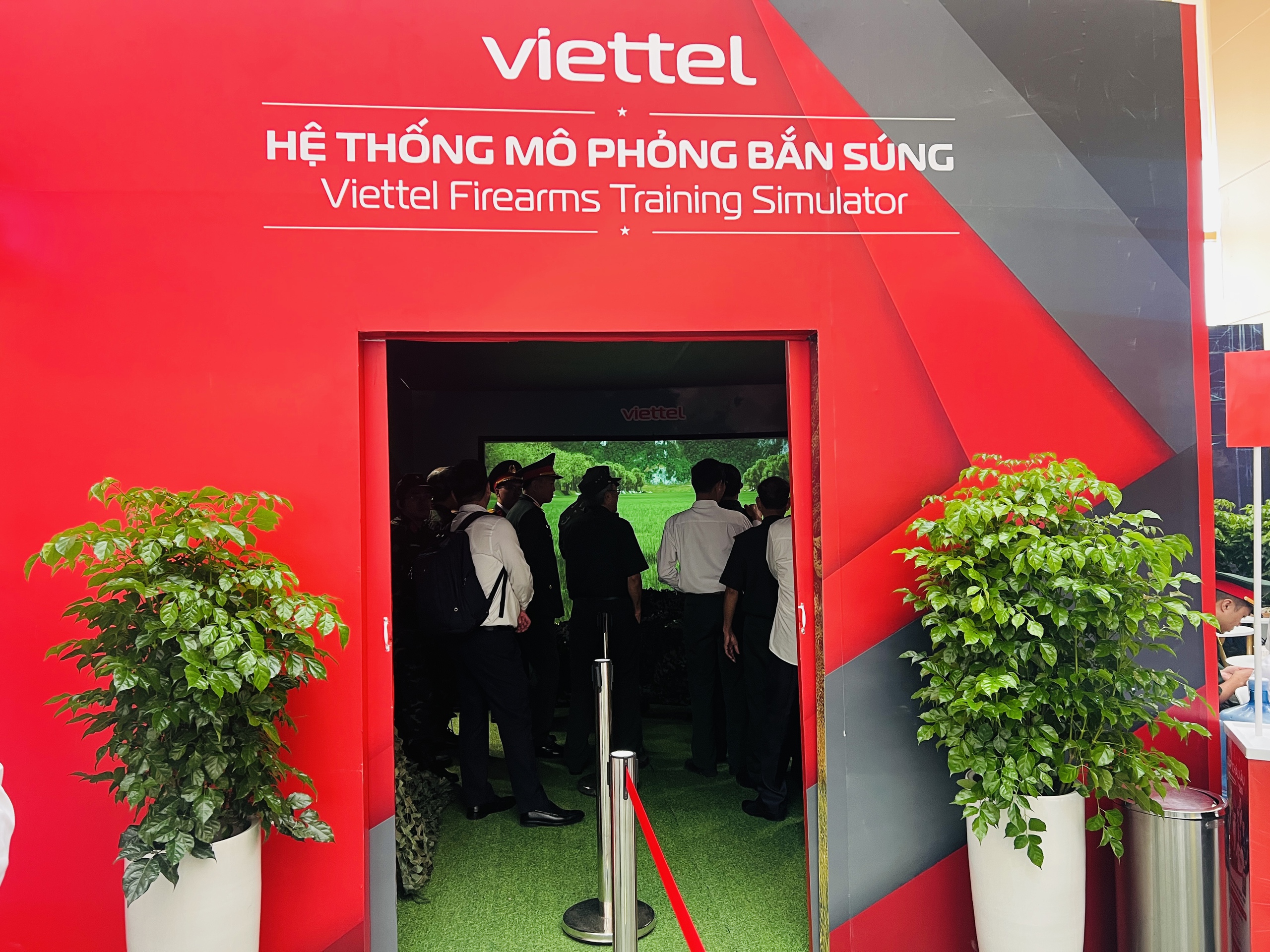 Dòng người tiếp tục chen chân xếp hàng thưởng lãm thành tựu đất nước 80 năm- Ảnh 4. Dòng người tiếp tục chen chân xếp hàng thưởng lãm thành tựu đất nước 80 năm- Ảnh 4.