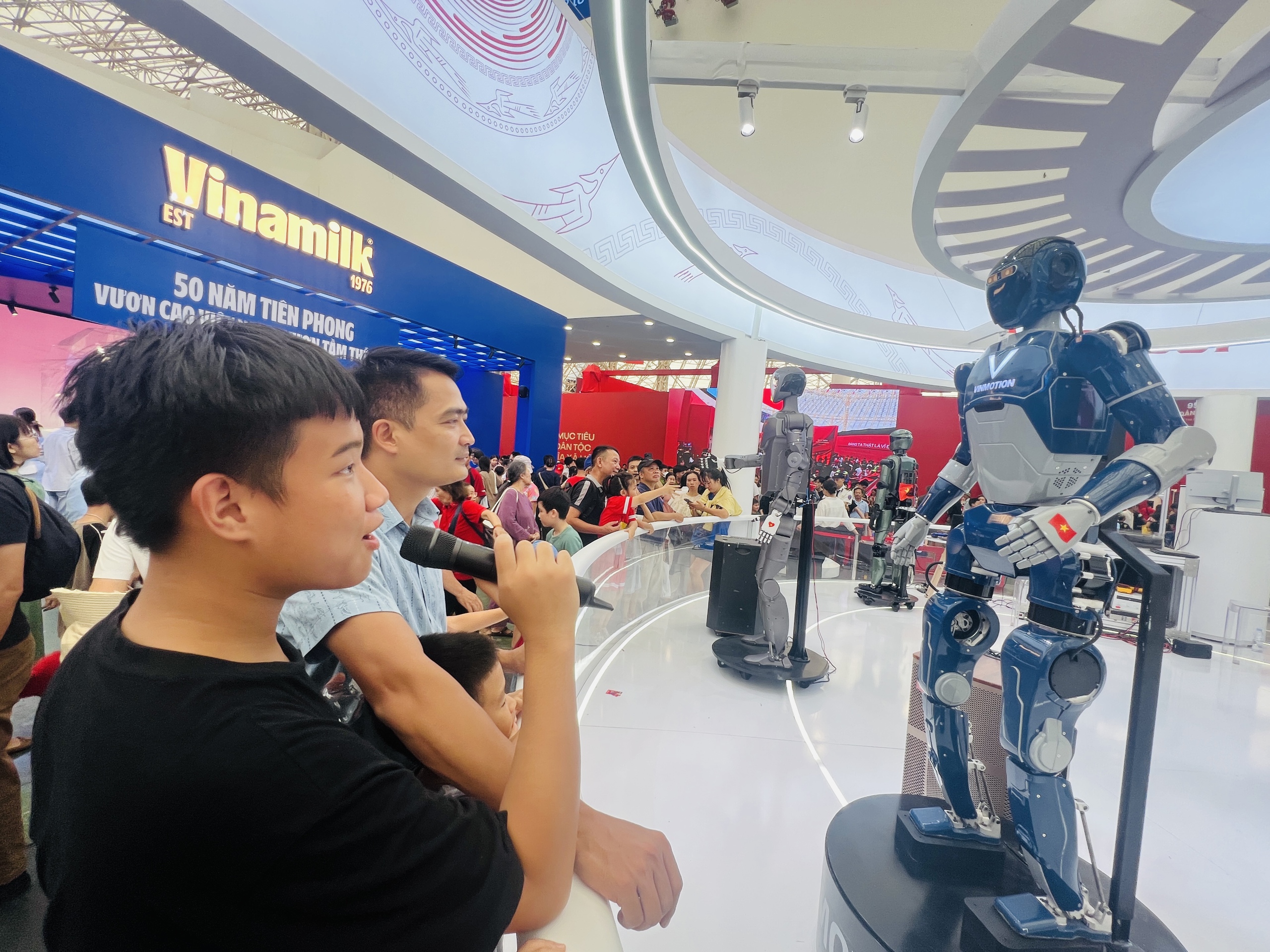 Dòng người tiếp tục chen chân xếp hàng thưởng lãm thành tựu đất nước 80 năm- Ảnh 11. Dòng người tiếp tục chen chân xếp hàng thưởng lãm thành tựu đất nước 80 năm- Ảnh 11.