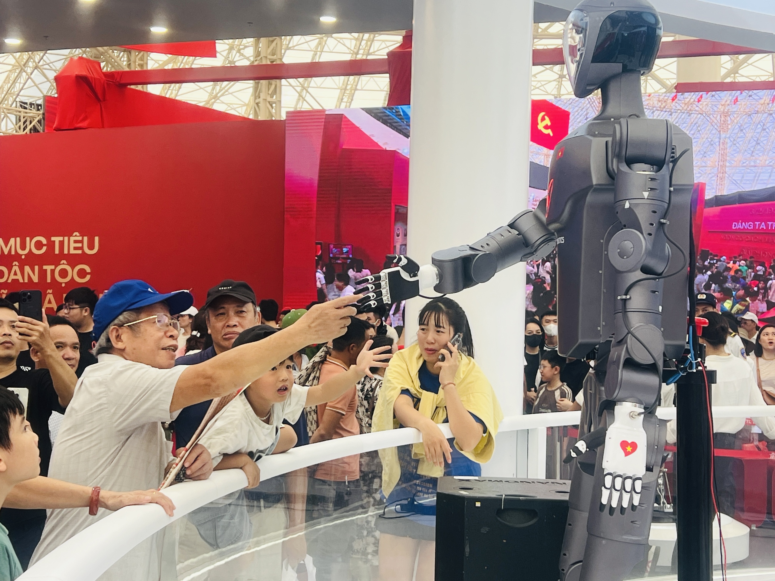 Dòng người tiếp tục chen chân xếp hàng thưởng lãm thành tựu đất nước 80 năm- Ảnh 10. Dòng người tiếp tục chen chân xếp hàng thưởng lãm thành tựu đất nước 80 năm- Ảnh 10.