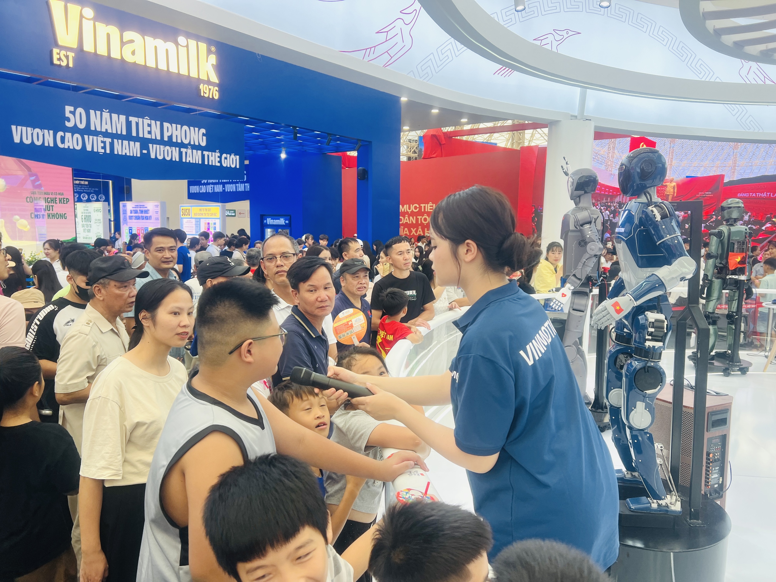 Dòng người tiếp tục chen chân xếp hàng thưởng lãm thành tựu đất nước 80 năm- Ảnh 9. Dòng người tiếp tục chen chân xếp hàng thưởng lãm thành tựu đất nước 80 năm- Ảnh 9.