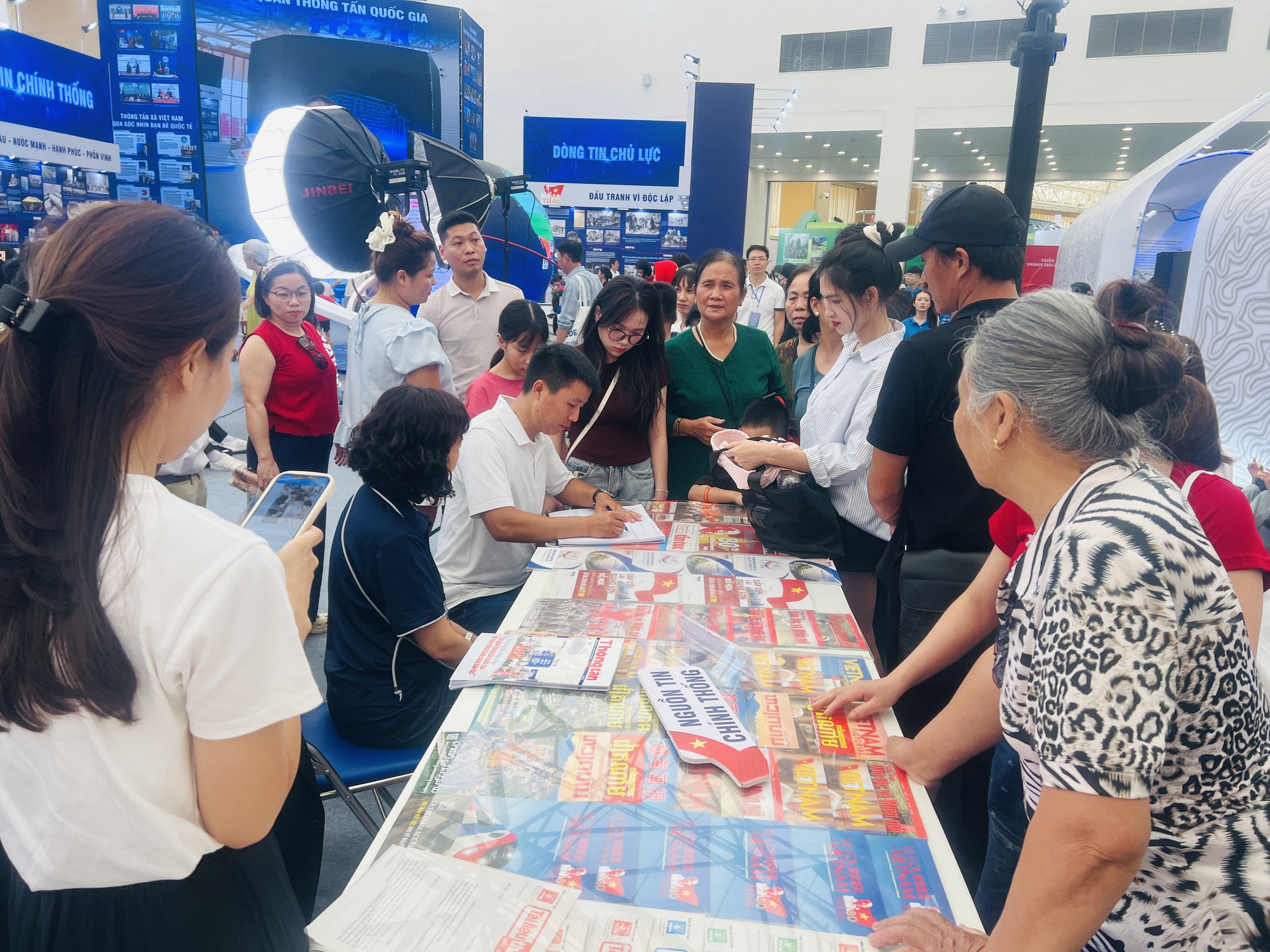 Dòng người tiếp tục chen chân xếp hàng thưởng lãm thành tựu đất nước 80 năm- Ảnh 13. Dòng người tiếp tục chen chân xếp hàng thưởng lãm thành tựu đất nước 80 năm- Ảnh 13.