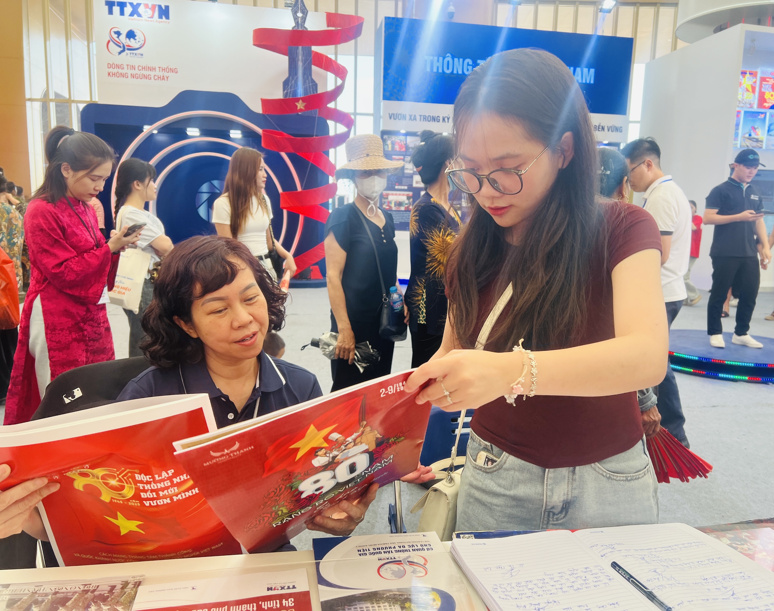 Dòng người tiếp tục chen chân xếp hàng thưởng lãm thành tựu đất nước 80 năm- Ảnh 12. Dòng người tiếp tục chen chân xếp hàng thưởng lãm thành tựu đất nước 80 năm- Ảnh 12.