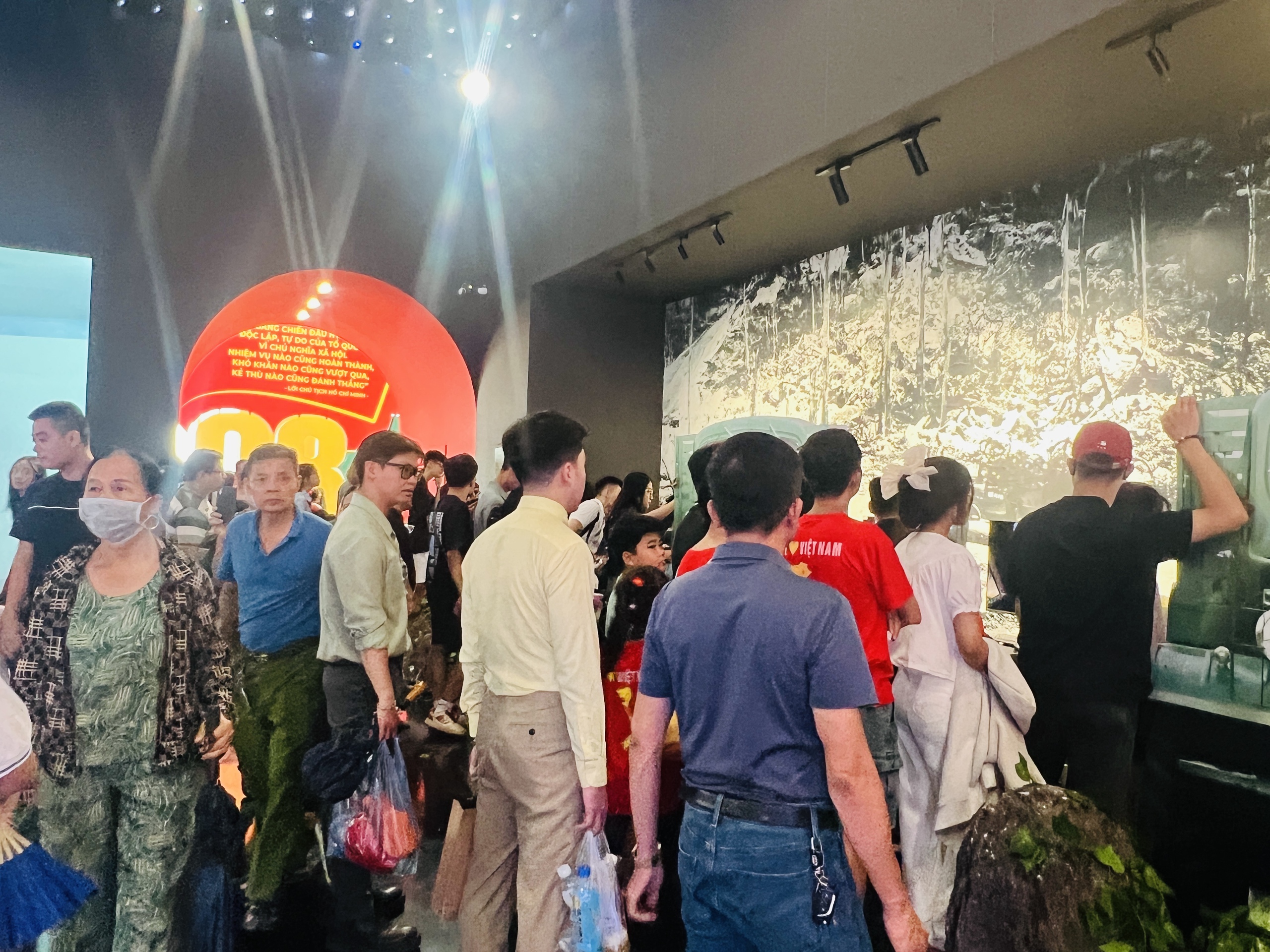 Dòng người tiếp tục chen chân xếp hàng thưởng lãm thành tựu đất nước 80 năm- Ảnh 6. Dòng người tiếp tục chen chân xếp hàng thưởng lãm thành tựu đất nước 80 năm- Ảnh 6.