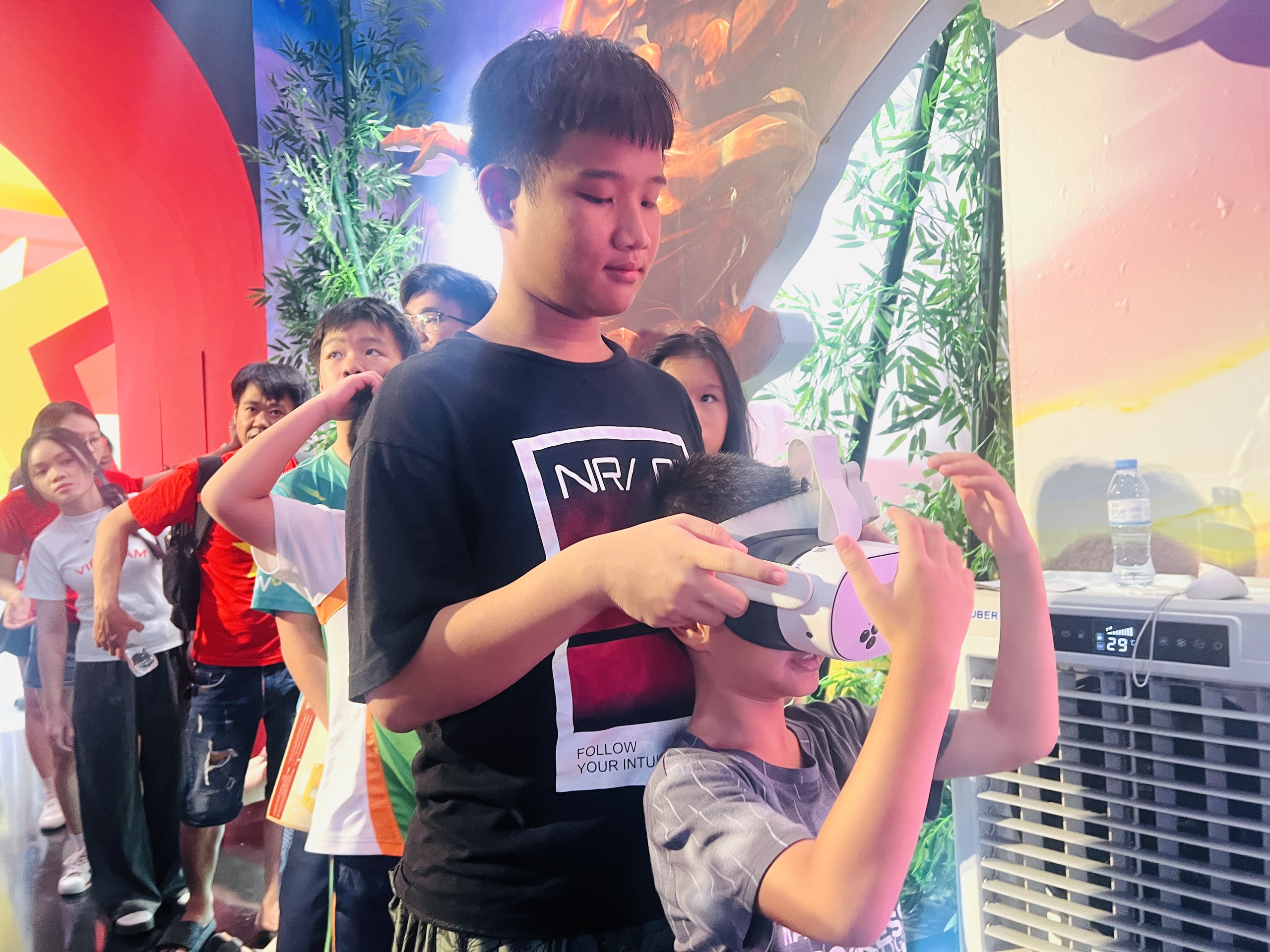 Dòng người tiếp tục chen chân xếp hàng thưởng lãm thành tựu đất nước 80 năm- Ảnh 7. Dòng người tiếp tục chen chân xếp hàng thưởng lãm thành tựu đất nước 80 năm- Ảnh 7.