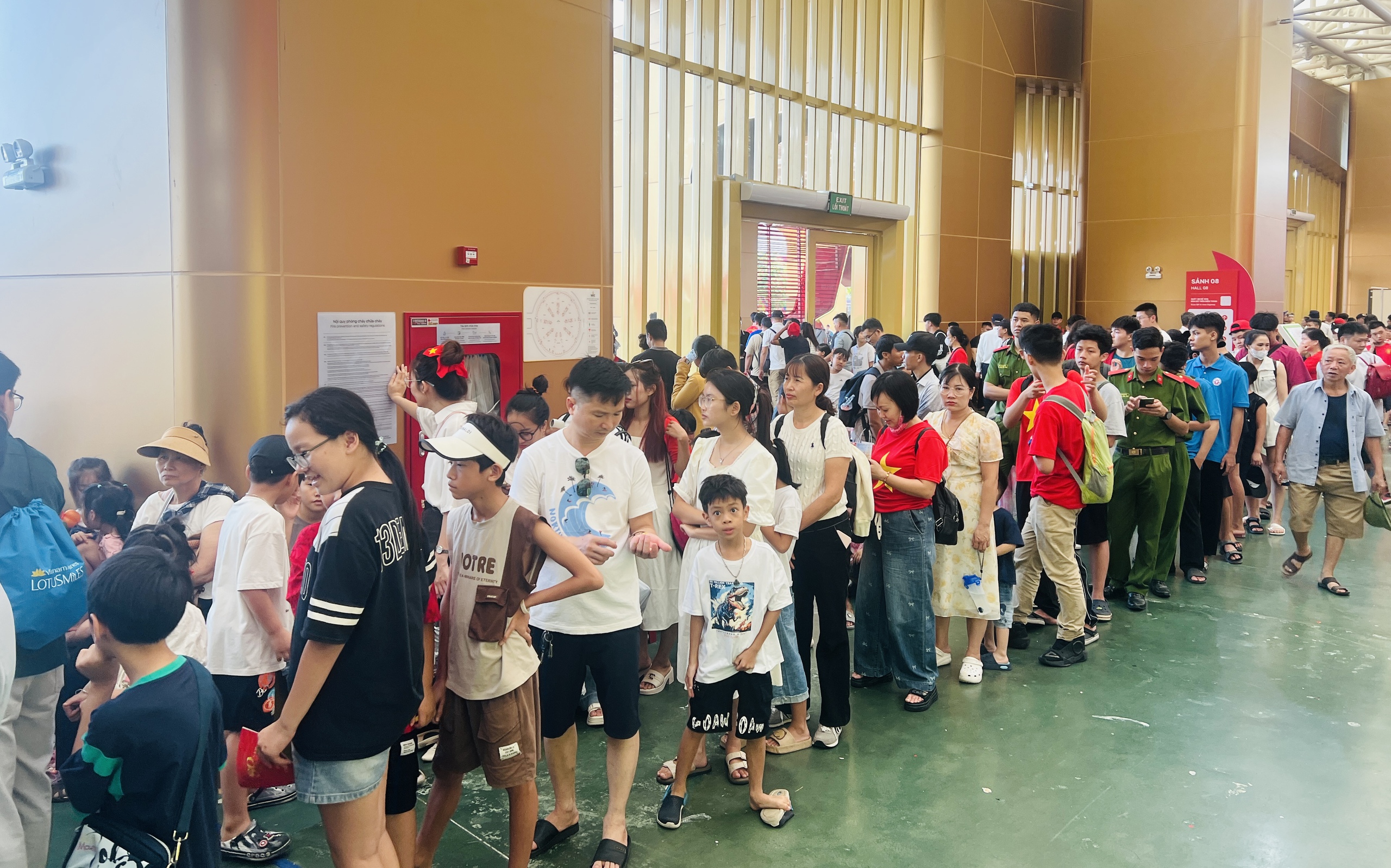 Dòng người tiếp tục chen chân xếp hàng thưởng lãm thành tựu đất nước 80 năm- Ảnh 2. Dòng người tiếp tục chen chân xếp hàng thưởng lãm thành tựu đất nước 80 năm- Ảnh 2.