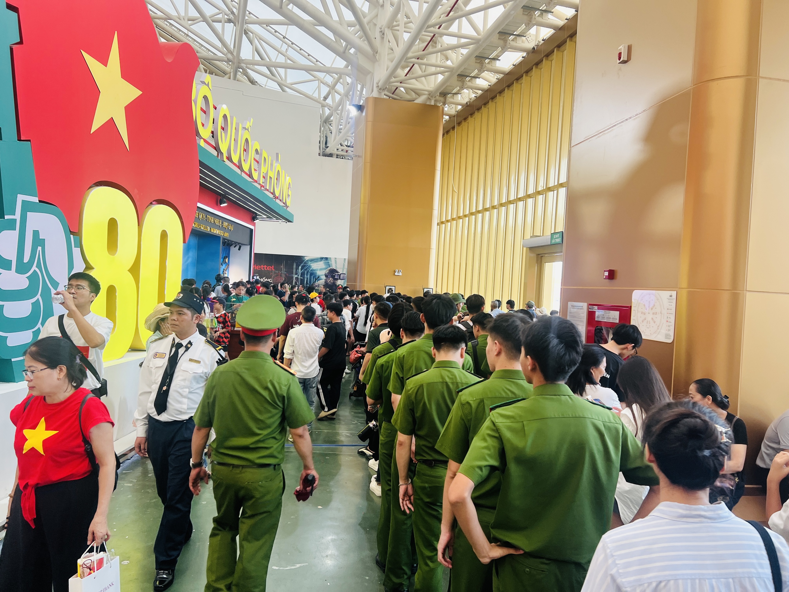 Dòng người tiếp tục chen chân xếp hàng thưởng lãm thành tựu đất nước 80 năm- Ảnh 5. Dòng người tiếp tục chen chân xếp hàng thưởng lãm thành tựu đất nước 80 năm- Ảnh 5.