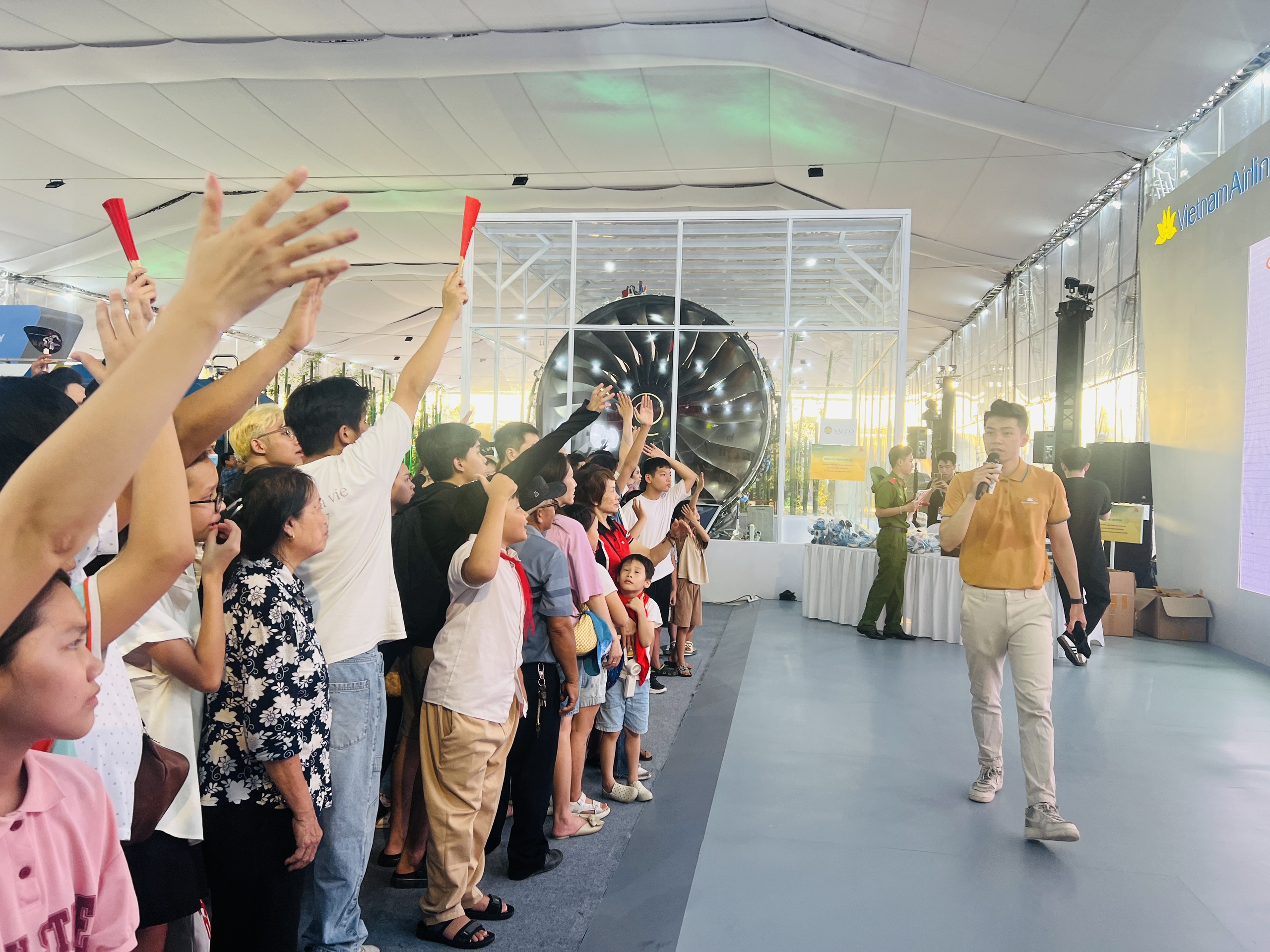 Dòng người tiếp tục chen chân xếp hàng thưởng lãm thành tựu đất nước 80 năm- Ảnh 15. Dòng người tiếp tục chen chân xếp hàng thưởng lãm thành tựu đất nước 80 năm- Ảnh 15.