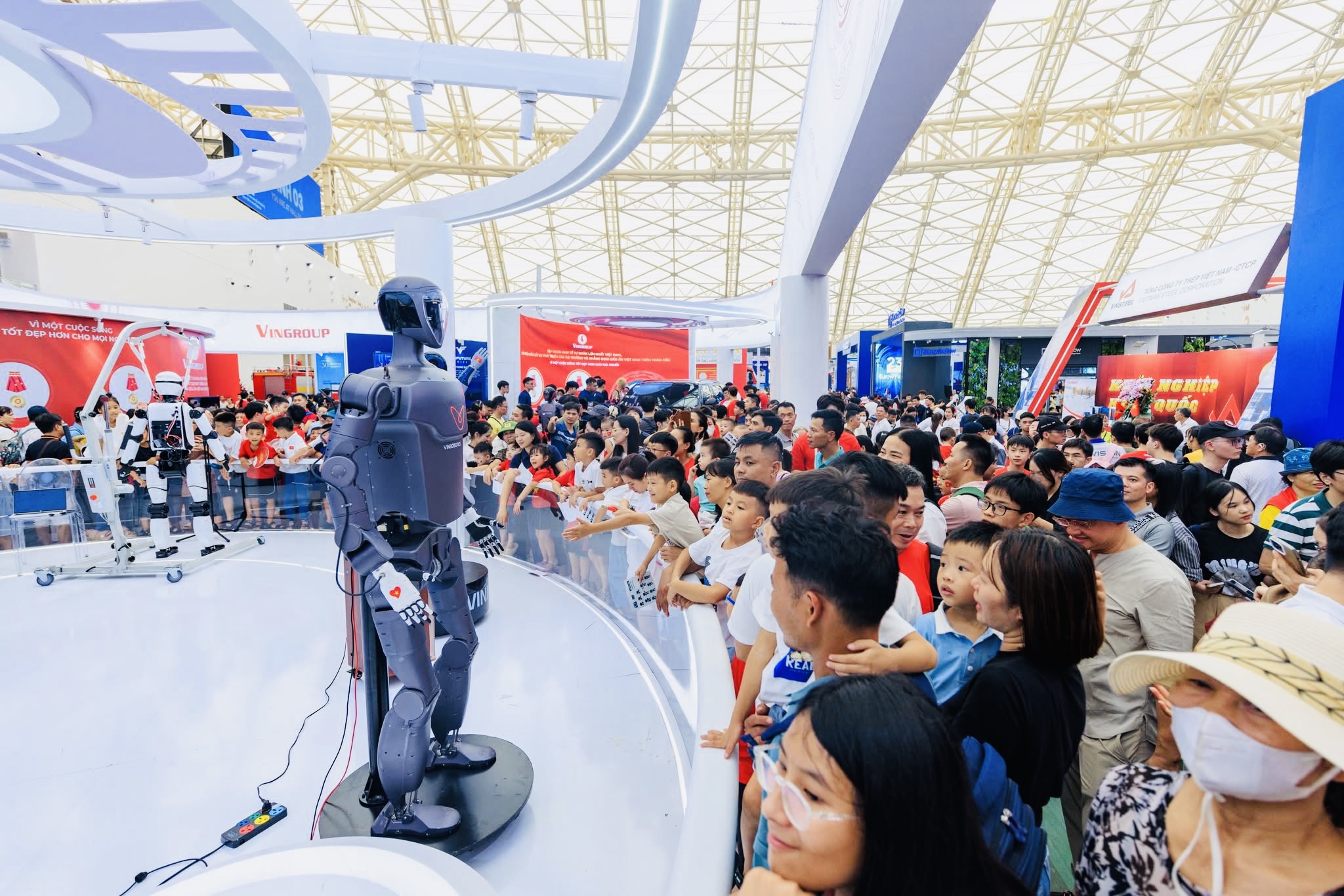 Dòng người tiếp tục chen chân xếp hàng thưởng lãm thành tựu đất nước 80 năm- Ảnh 8. Dòng người tiếp tục chen chân xếp hàng thưởng lãm thành tựu đất nước 80 năm- Ảnh 8.