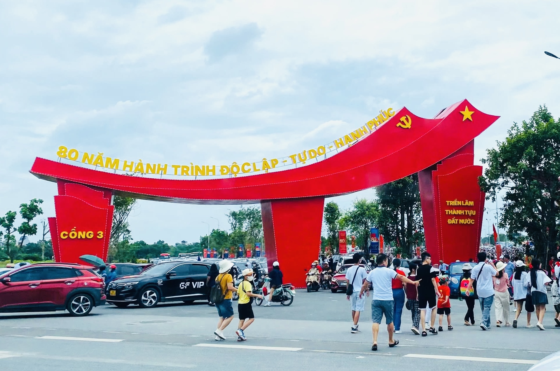 Dòng người tiếp tục chen chân xếp hàng thưởng lãm thành tựu đất nước 80 năm- Ảnh 1. Dòng người tiếp tục chen chân xếp hàng thưởng lãm thành tựu đất nước 80 năm- Ảnh 1.