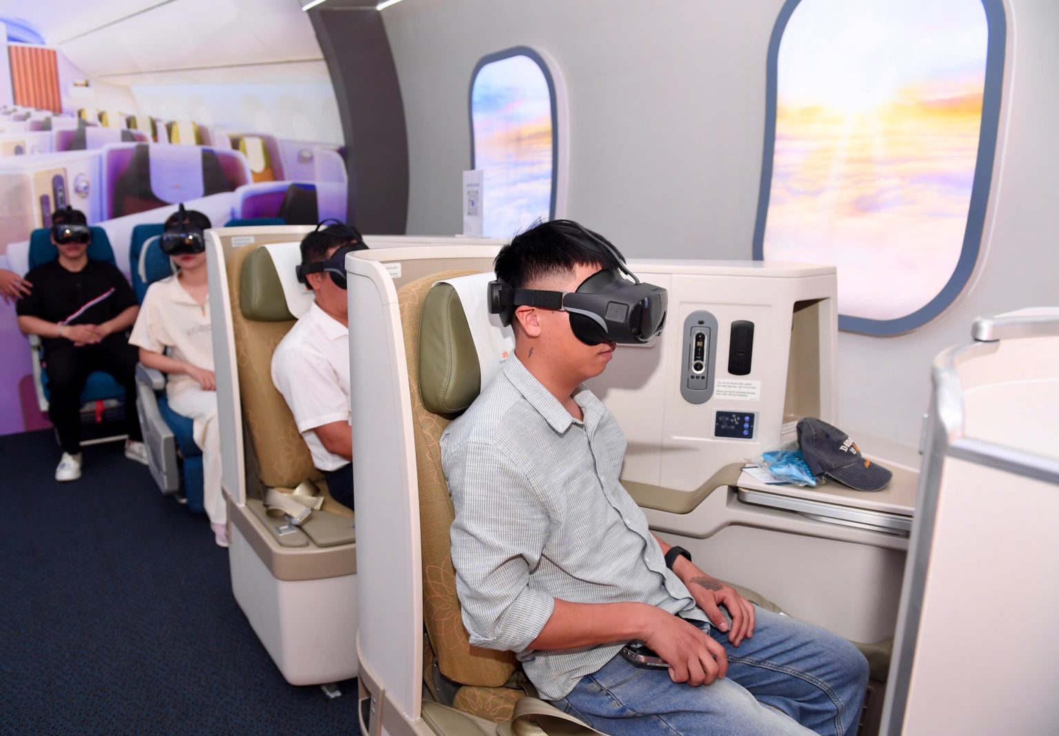 Dòng người tiếp tục chen chân xếp hàng thưởng lãm thành tựu đất nước 80 năm- Ảnh 18. Dòng người tiếp tục chen chân xếp hàng thưởng lãm thành tựu đất nước 80 năm- Ảnh 18.