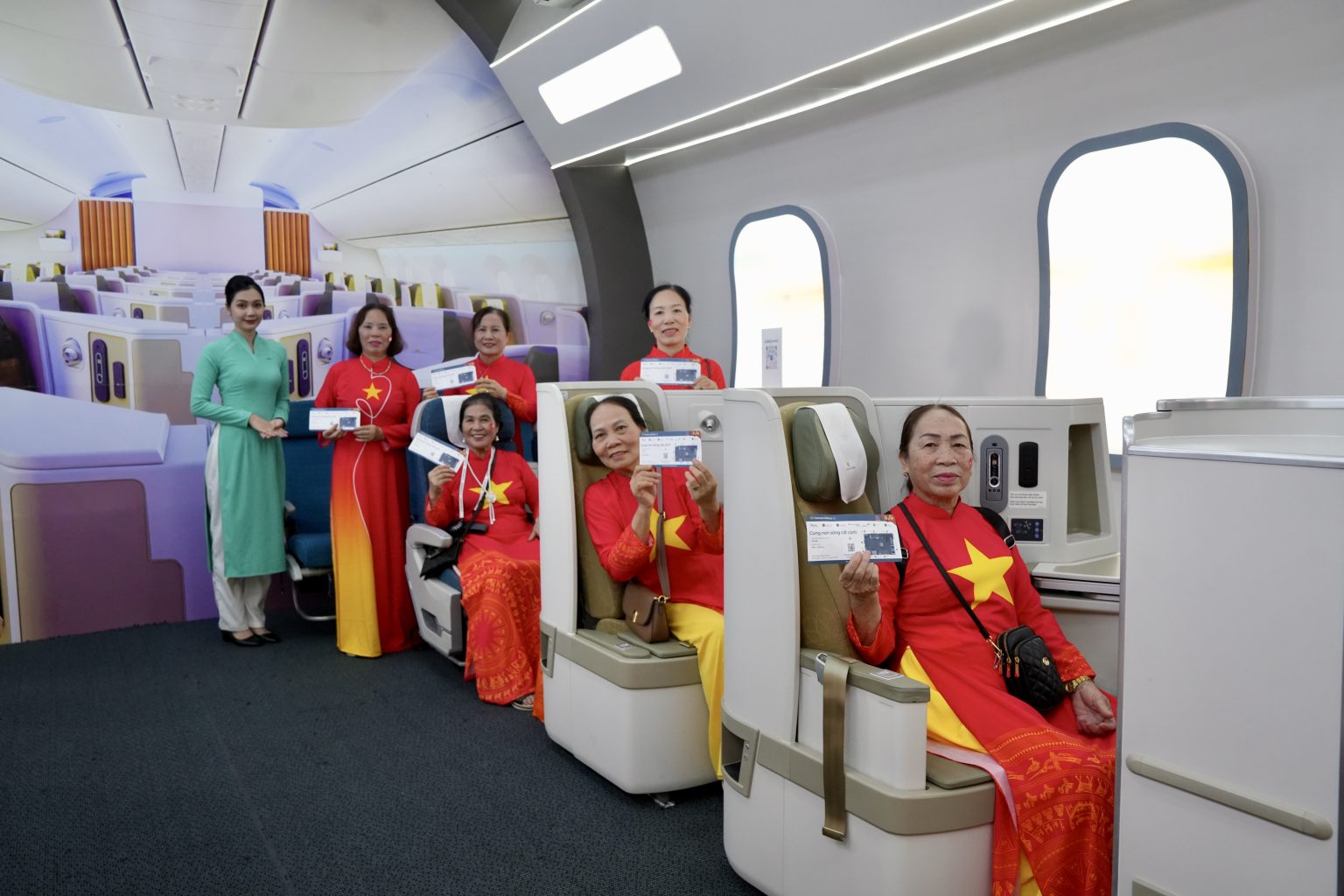 Dòng người tiếp tục chen chân xếp hàng thưởng lãm thành tựu đất nước 80 năm- Ảnh 17. Dòng người tiếp tục chen chân xếp hàng thưởng lãm thành tựu đất nước 80 năm- Ảnh 17.