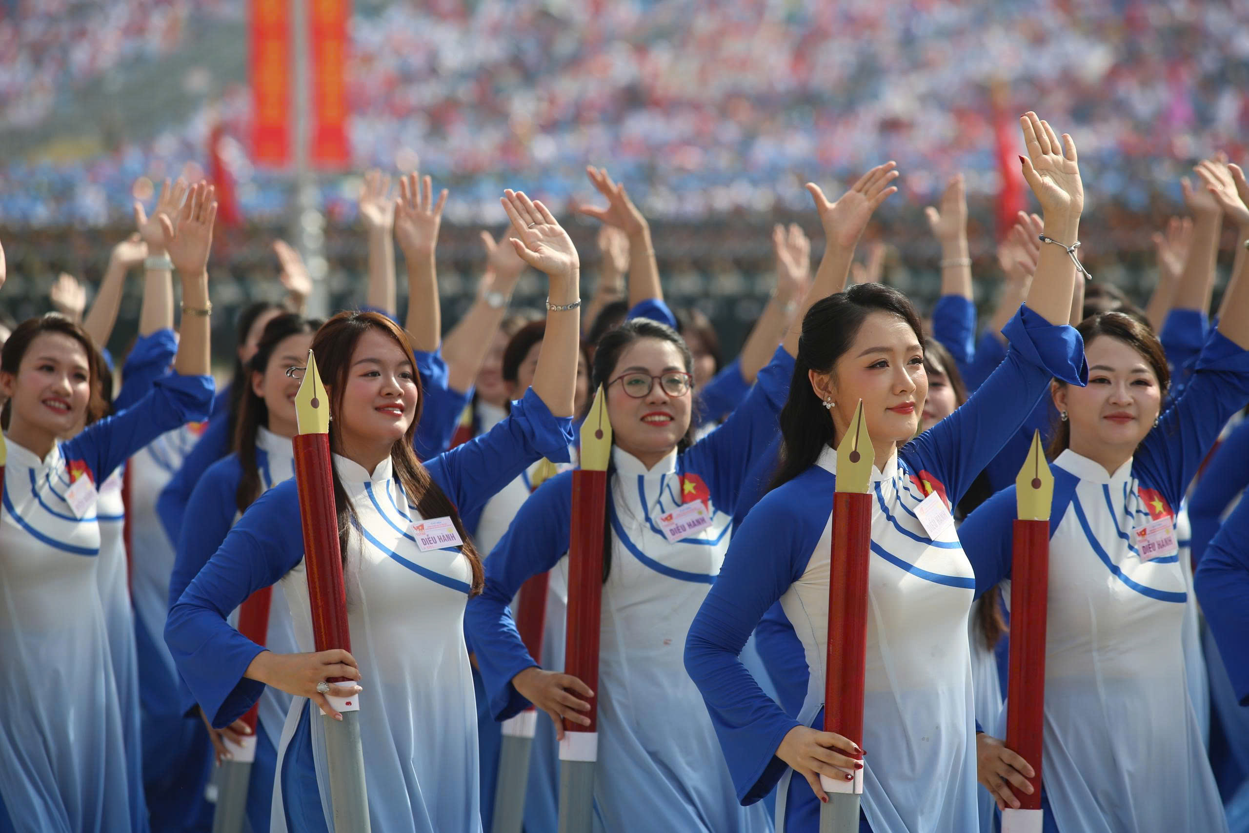 Hậu trường thiết kế trang phục rực rỡ của khối quần ch&uacute;ng tại lễ diễu h&agrave;nh 2/9- Ảnh 2.