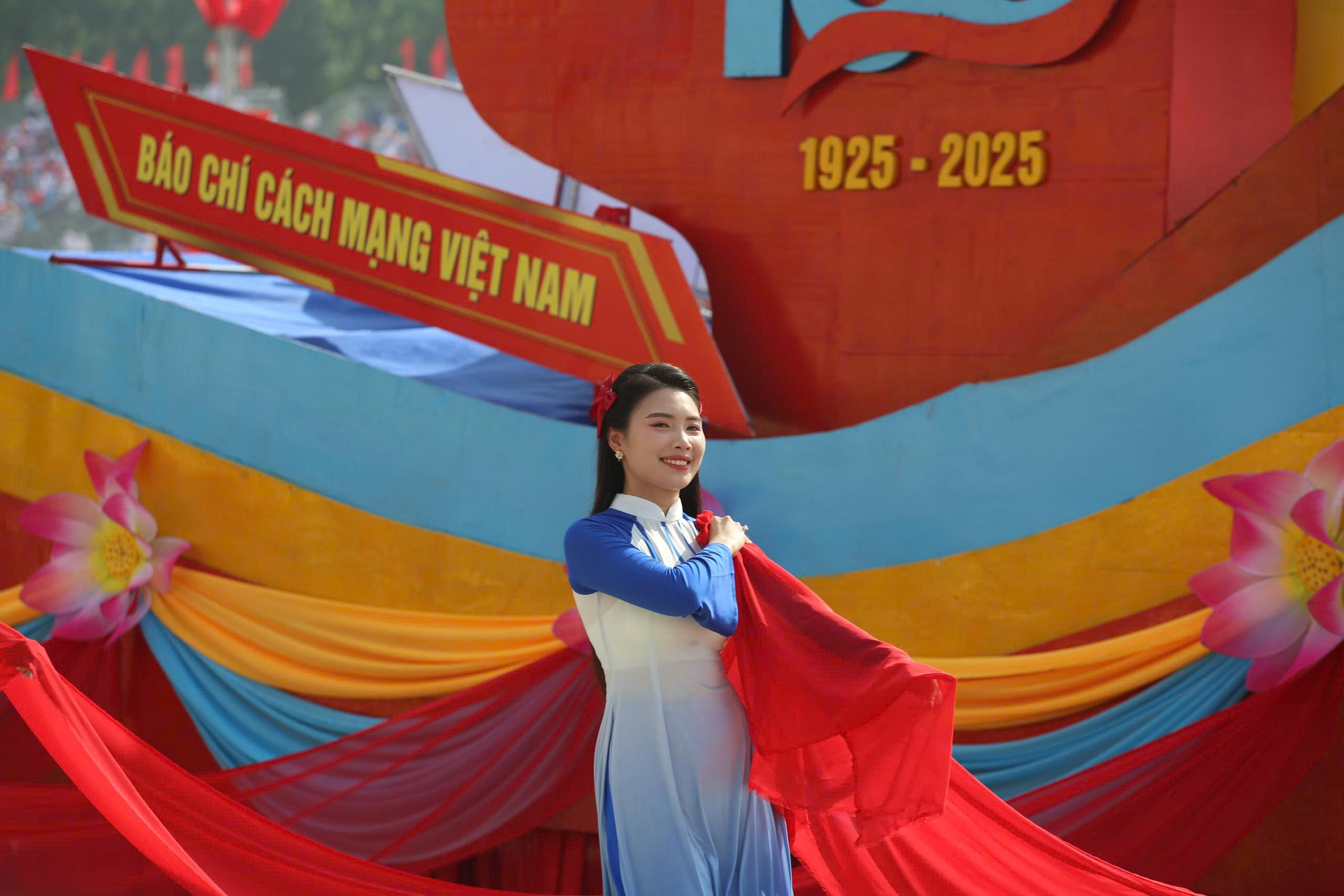 Hậu trường thiết kế trang phục rực rỡ của khối quần ch&uacute;ng tại lễ diễu h&agrave;nh 2/9- Ảnh 3.