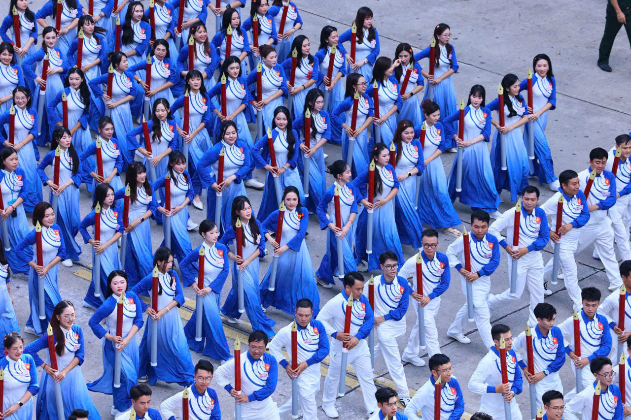 Hậu trường thiết kế trang phục rực rỡ của khối quần ch&uacute;ng tại lễ diễu h&agrave;nh 2/9- Ảnh 1.