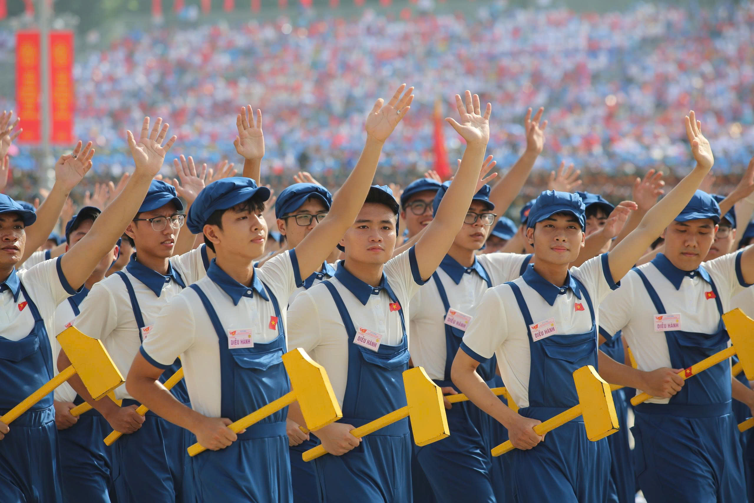 Hậu trường thiết kế trang phục rực rỡ của khối quần ch&uacute;ng tại lễ diễu h&agrave;nh 2/9- Ảnh 6.