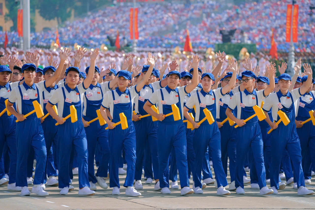 Hậu trường thiết kế trang phục rực rỡ của khối quần ch&uacute;ng tại lễ diễu h&agrave;nh 2/9- Ảnh 8.