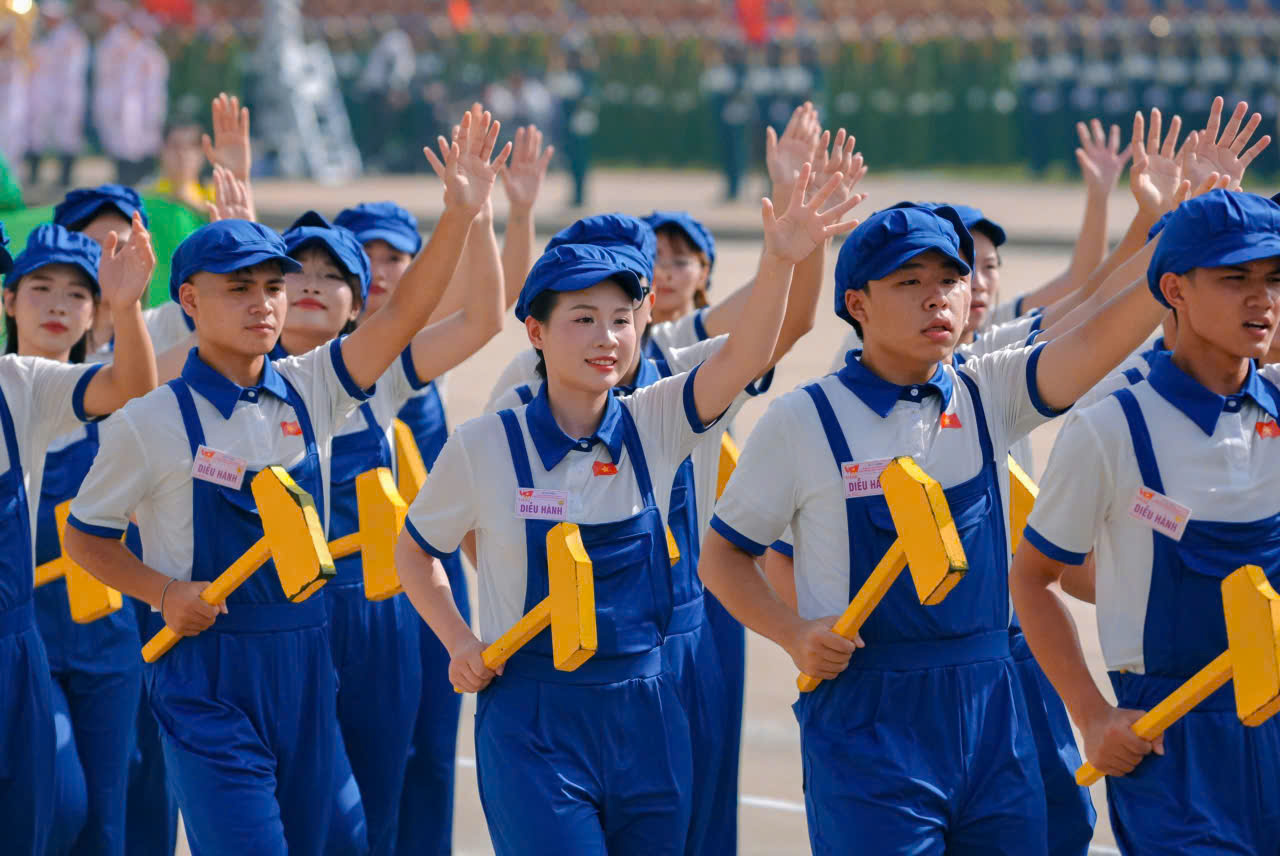 Hậu trường thiết kế trang phục rực rỡ của khối quần ch&uacute;ng tại lễ diễu h&agrave;nh 2/9- Ảnh 7.