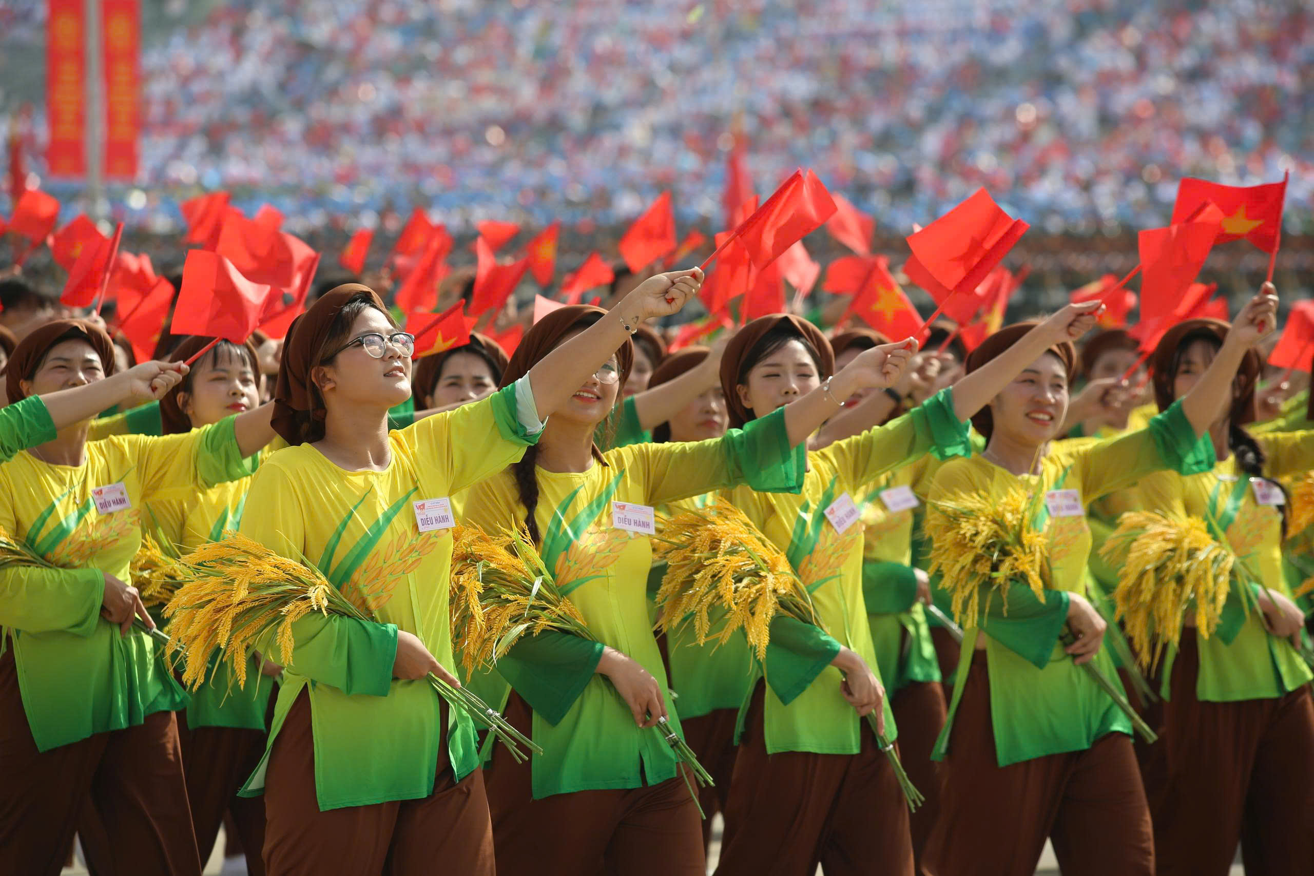 Hậu trường thiết kế trang phục rực rỡ của khối quần ch&uacute;ng tại lễ diễu h&agrave;nh 2/9- Ảnh 4.