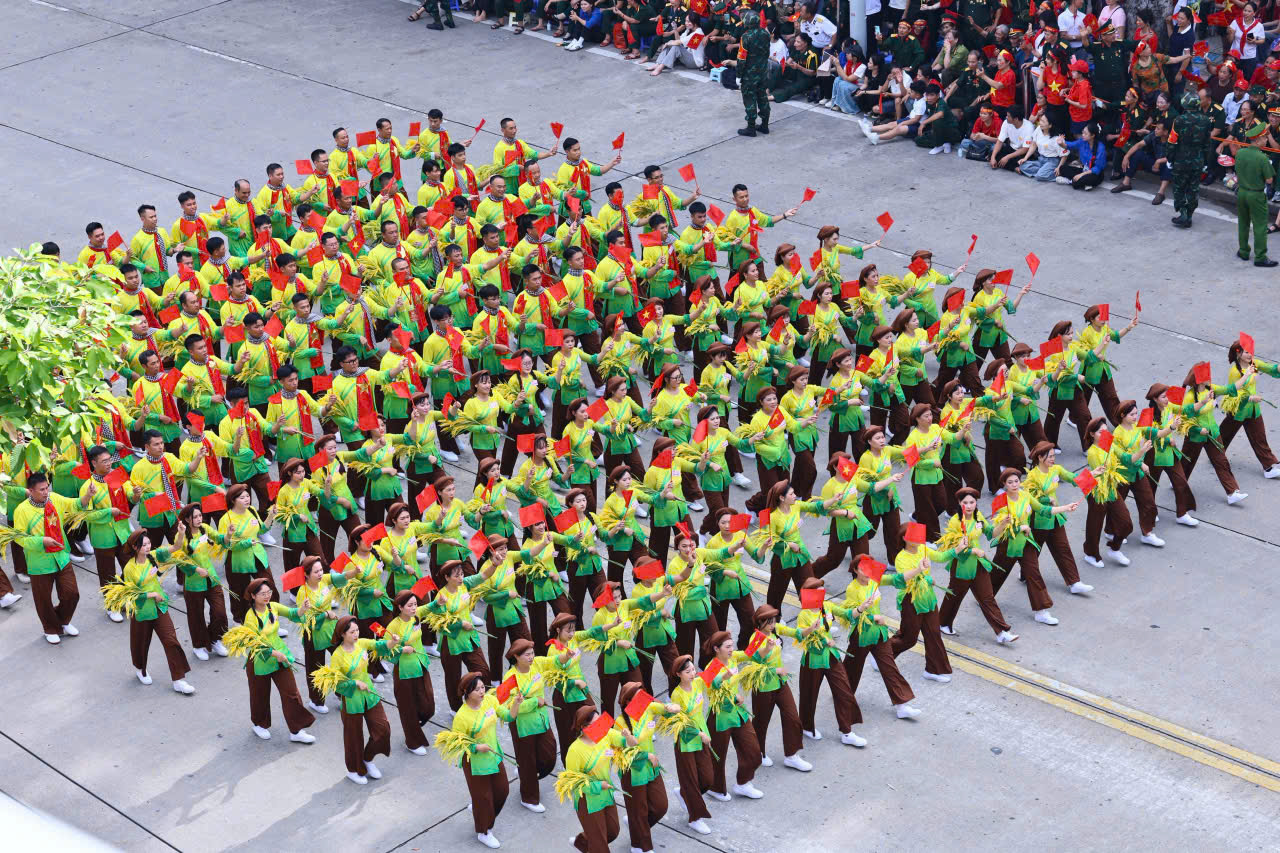 Hậu trường thiết kế trang phục rực rỡ của khối quần ch&uacute;ng tại lễ diễu h&agrave;nh 2/9- Ảnh 5.