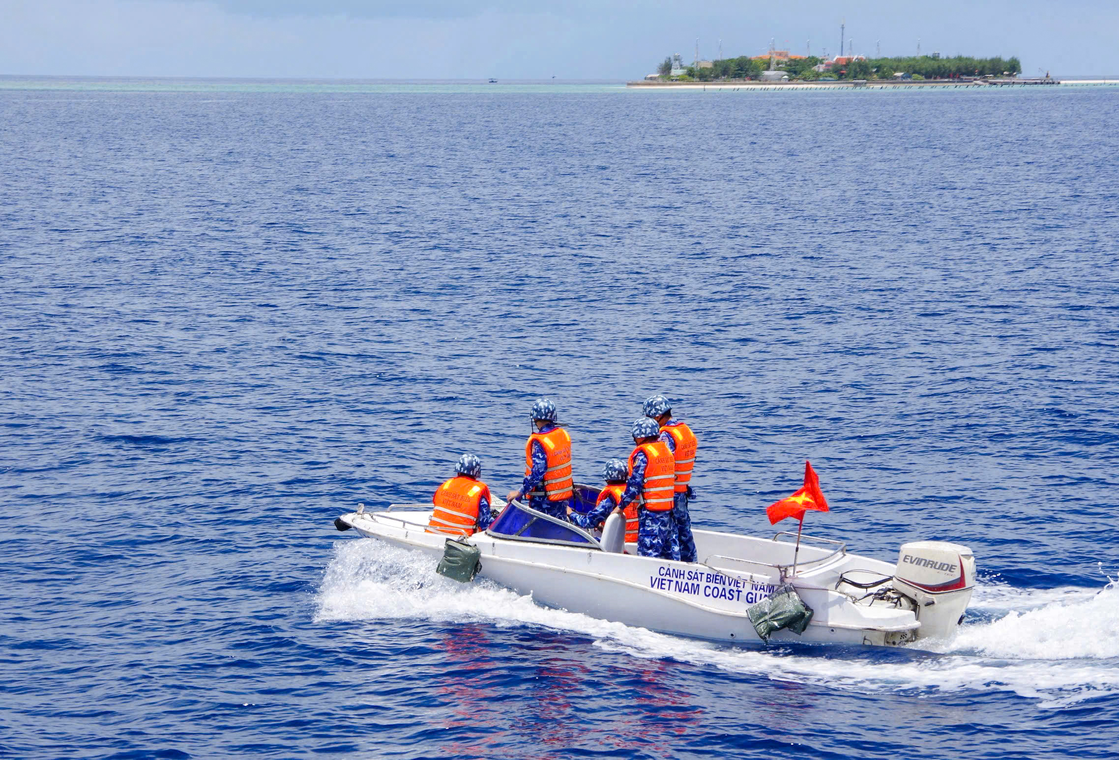 Hải đội 211 t&iacute;ch cực hỗ trợ ngư d&acirc;n, đảm bảo chủ quyền biển đảo- Ảnh 2.