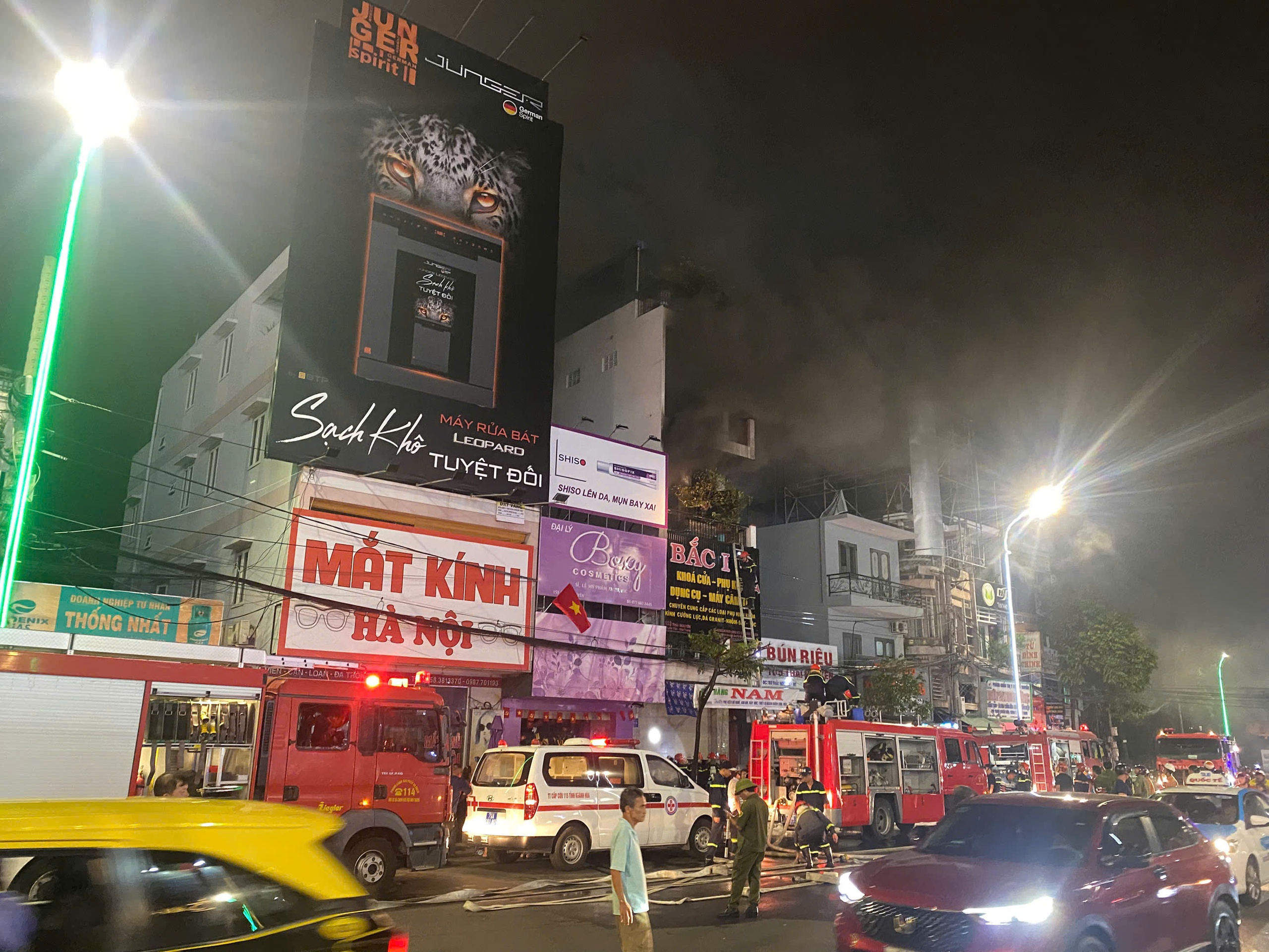 Lửa bốc ch&aacute;y dữ dội tại căn nh&agrave; 4 tầng ở Nha Trang- Ảnh 2.