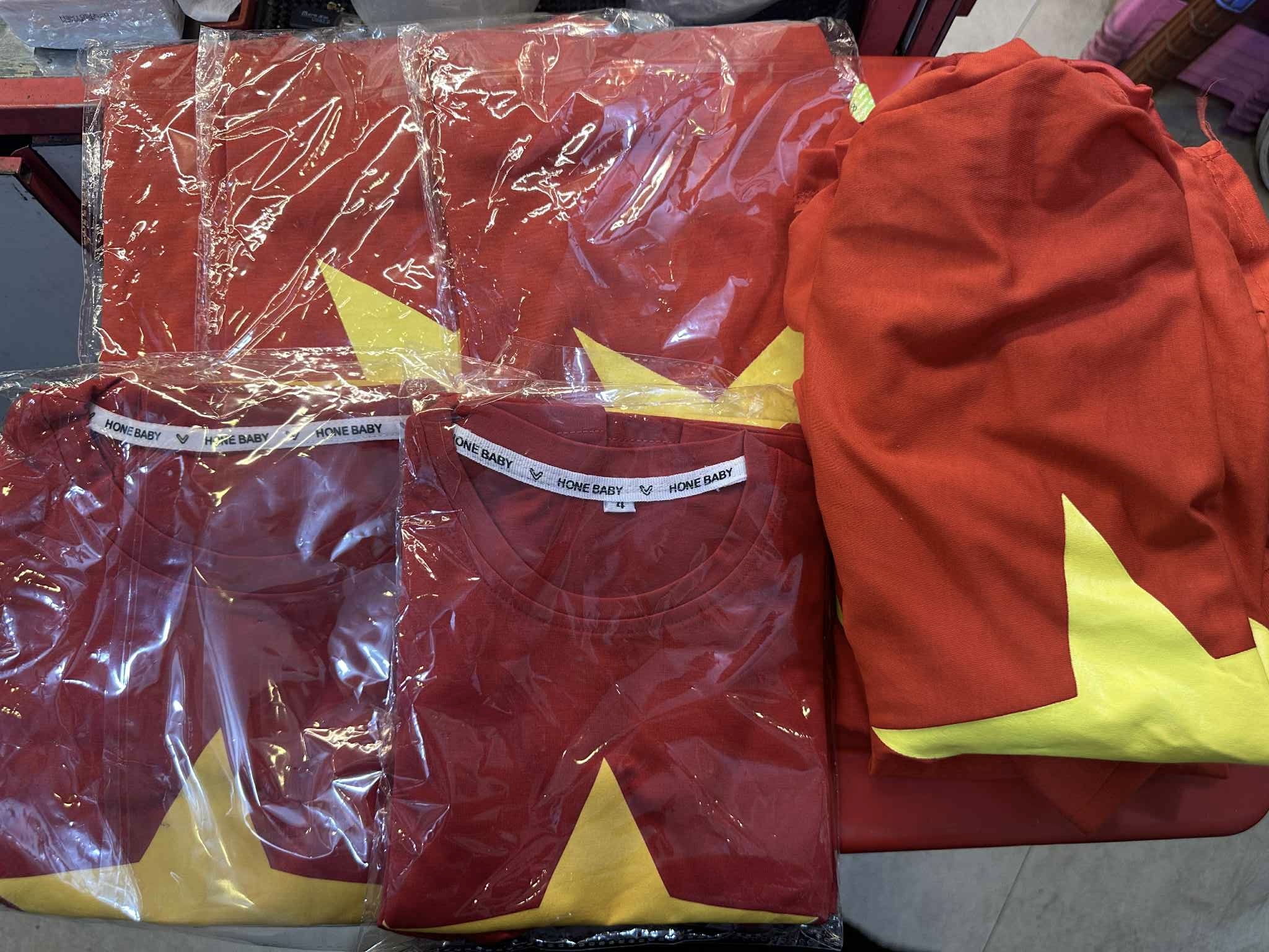 Sắc áo đỏ sao vàng từ A80 lên với trung thu bản làng nơi rẻo cao- Ảnh 2. Sắc áo đỏ sao vàng từ A80 lên với trung thu bản làng nơi rẻo cao- Ảnh 2.