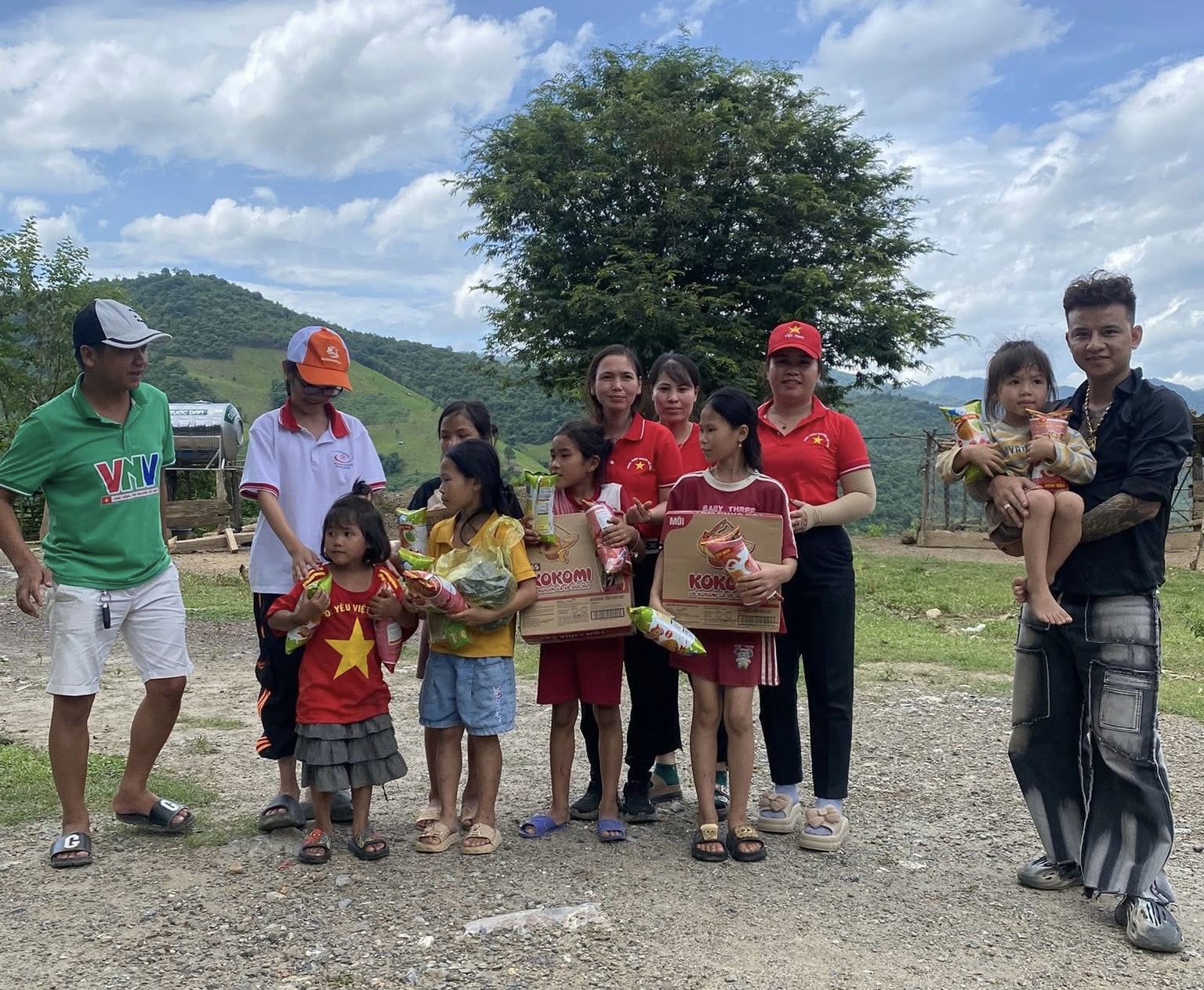 Sắc áo đỏ sao vàng từ A80 lên với trung thu bản làng nơi rẻo cao- Ảnh 1. Sắc áo đỏ sao vàng từ A80 lên với trung thu bản làng nơi rẻo cao- Ảnh 1.