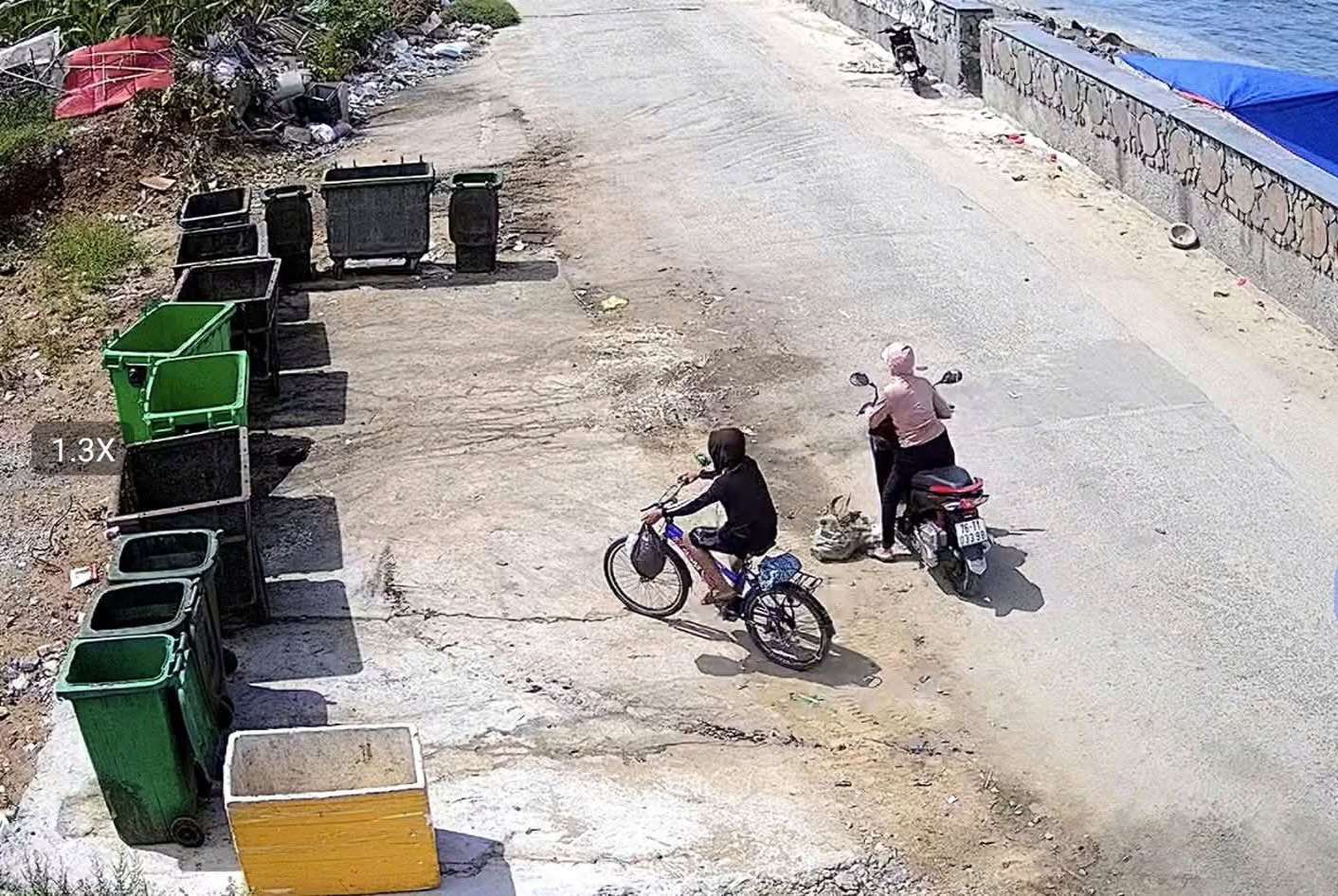 Quảng Ng&atilde;i: Đem t&uacute;i r&aacute;c vứt b&ecirc;n lề đường, người phụ nữ bị phạt 750.000 đồng- Ảnh 2.