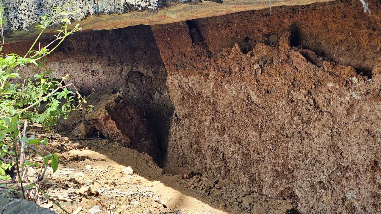 Huế: Bờ s&ocirc;ng Bồ sạt lở ăn s&acirc;u v&agrave;o tuyến đường b&ecirc; t&ocirc;ng, người d&acirc;n thấp thỏm lo sợ- Ảnh 4.