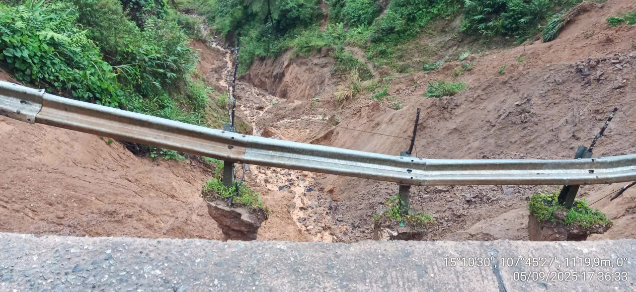 Mưa lớn g&acirc;y sạt lở nghi&ecirc;m trọng tỉnh lộ ph&iacute;a T&acirc;y Quảng Ng&atilde;i- Ảnh 2.