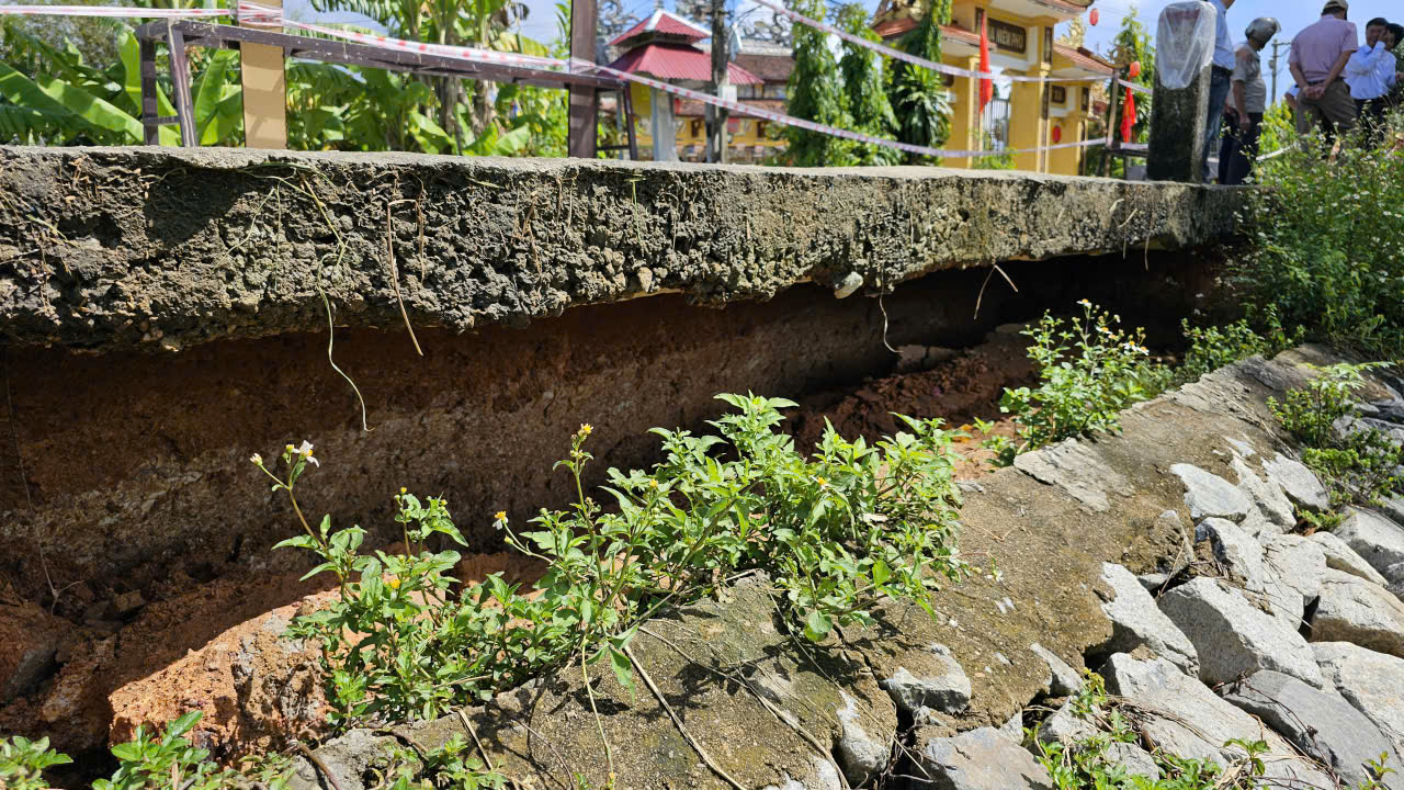 Huế: Bờ s&ocirc;ng Bồ sạt lở ăn s&acirc;u v&agrave;o tuyến đường b&ecirc; t&ocirc;ng, người d&acirc;n thấp thỏm lo sợ- Ảnh 6.