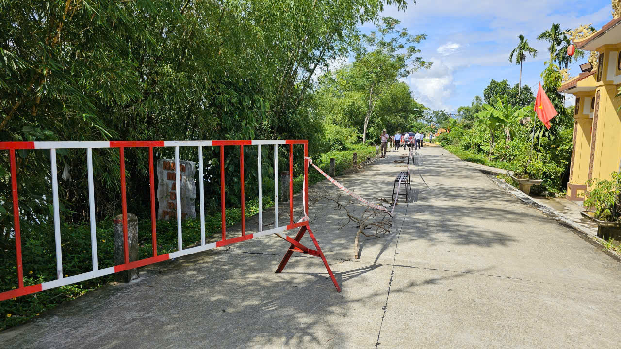 Huế: Bờ s&ocirc;ng Bồ sạt lở ăn s&acirc;u v&agrave;o tuyến đường b&ecirc; t&ocirc;ng, người d&acirc;n thấp thỏm lo sợ- Ảnh 5.