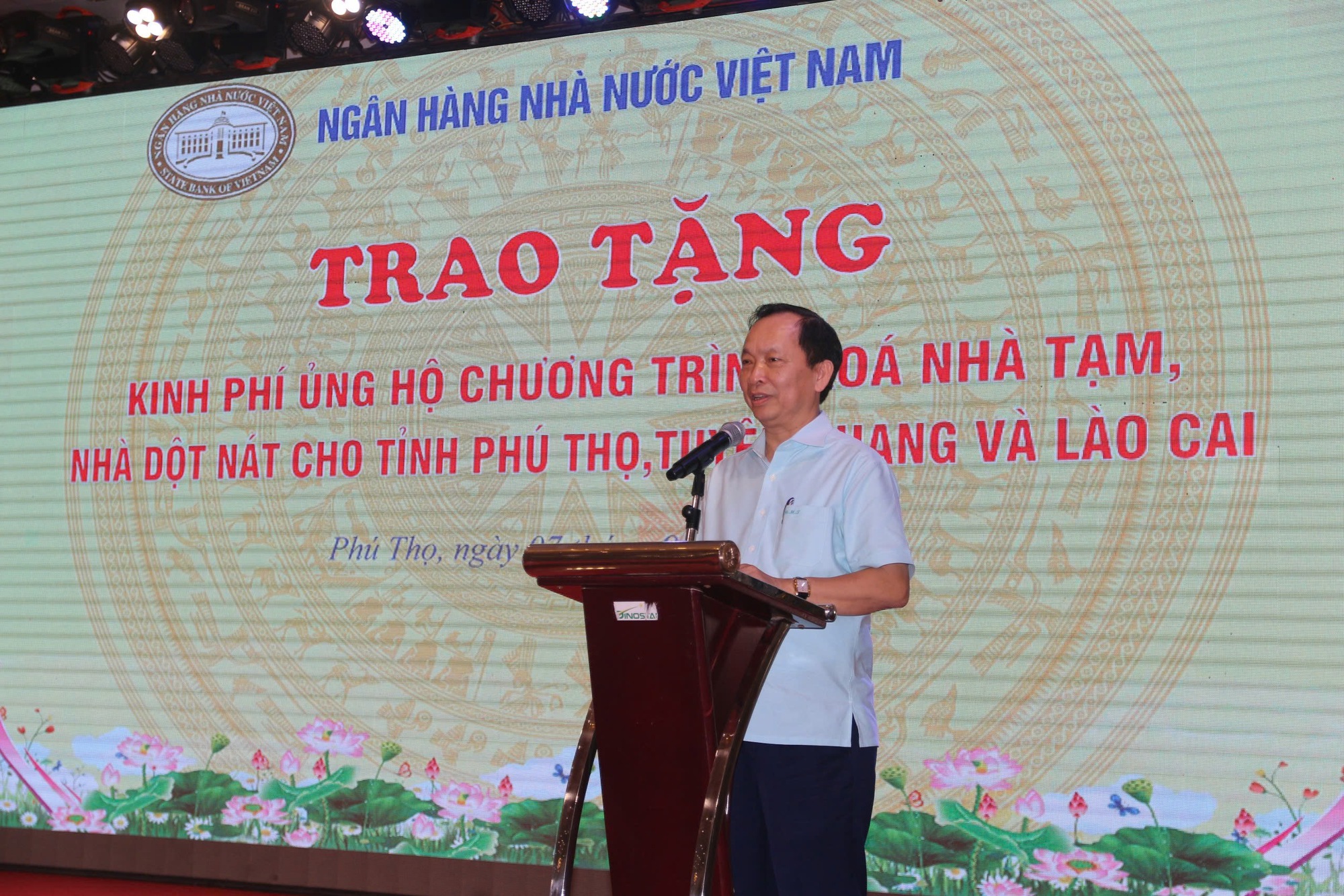 Trao 8 tỷ đồng hỗ trợ x&oacute;a nh&agrave; tạm, nh&agrave; dột n&aacute;t cho 3 tỉnh Ph&uacute; Thọ, Tuy&ecirc;n Quang, L&agrave;o Cai- Ảnh 1.