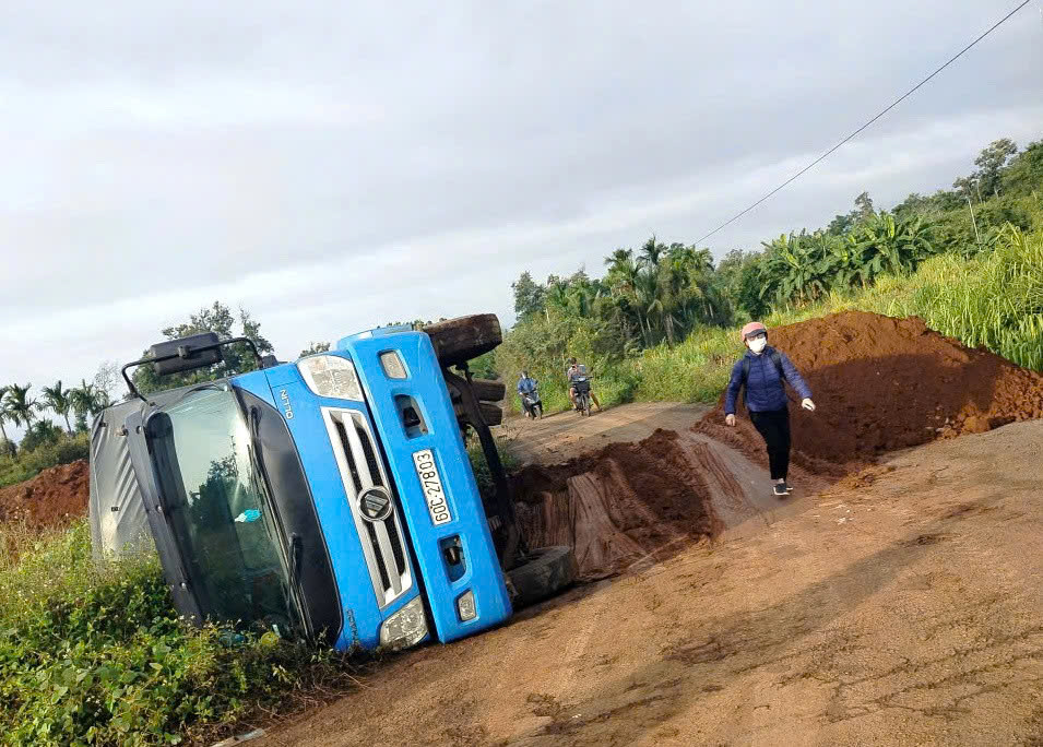 Đắk Lắk chỉ đạo kiểm tra, phản &aacute;nh loạt phương tiện v&ocirc; tư v&agrave;o đường đang thi c&ocirc;ng- Ảnh 2.