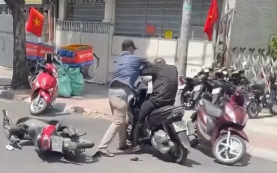 Bắt đối tượng say xỉn chặn xe, h&agrave;nh hung người đi đường ở trung t&acirc;m TP.HCM