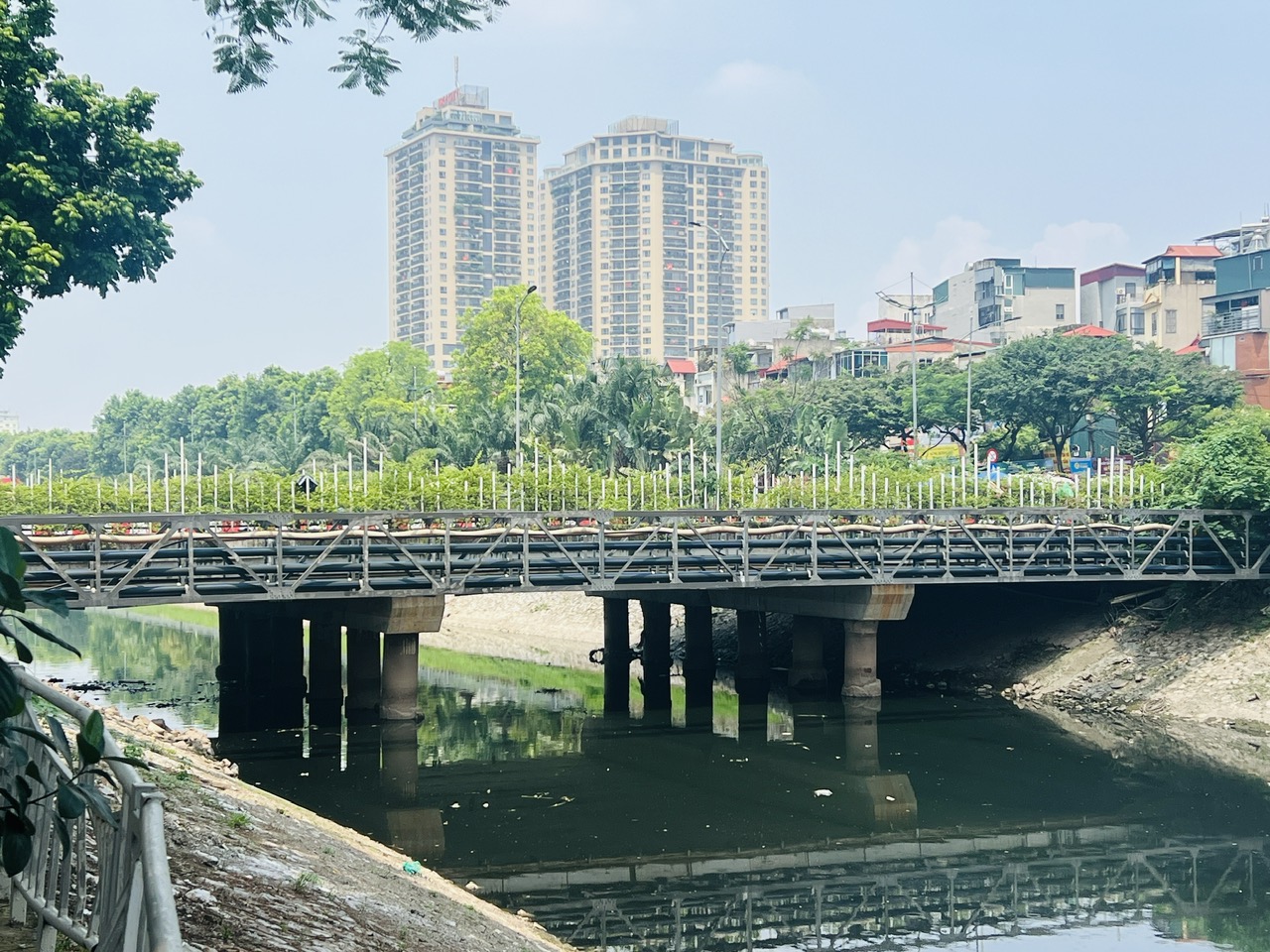 Ho&agrave;n tất lắp đặt ống dẫn nước từ hồ T&acirc;y, s&ocirc;ng T&ocirc; Lịch chờ ng&agrave;y "hồi sinh"- Ảnh 1.