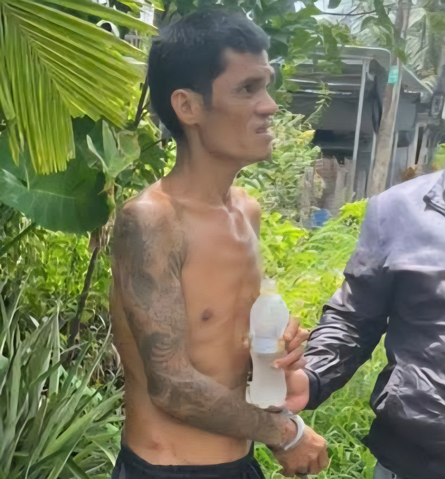 Bắt đối tượng vừa cai nghiện trở về mang dao ra tỉnh lộ "m&uacute;a"- Ảnh 1.