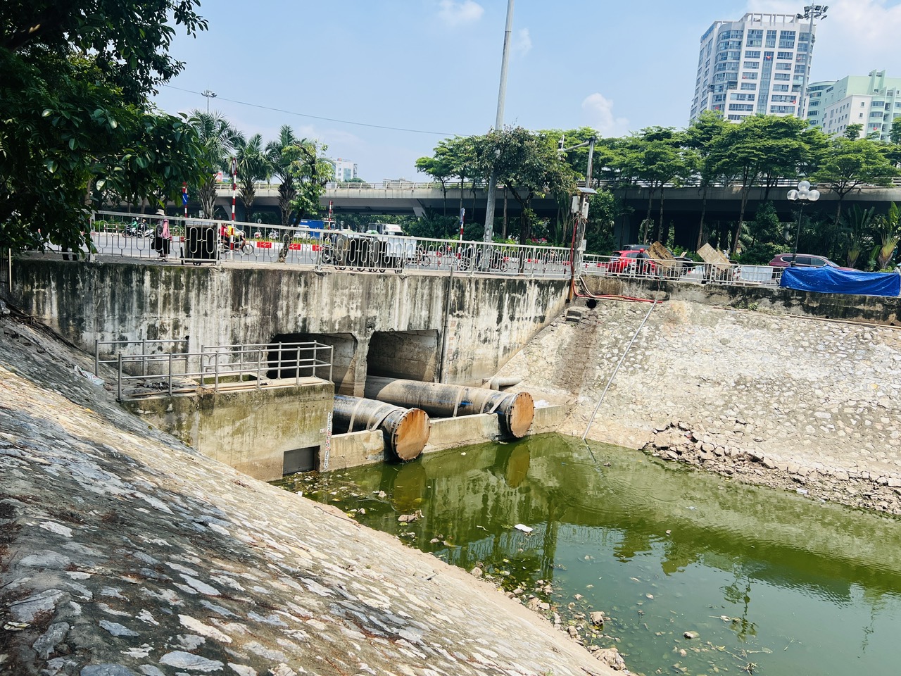 Ho&agrave;n tất lắp đặt ống dẫn nước từ hồ T&acirc;y, s&ocirc;ng T&ocirc; Lịch chờ ng&agrave;y "hồi sinh"- Ảnh 14.