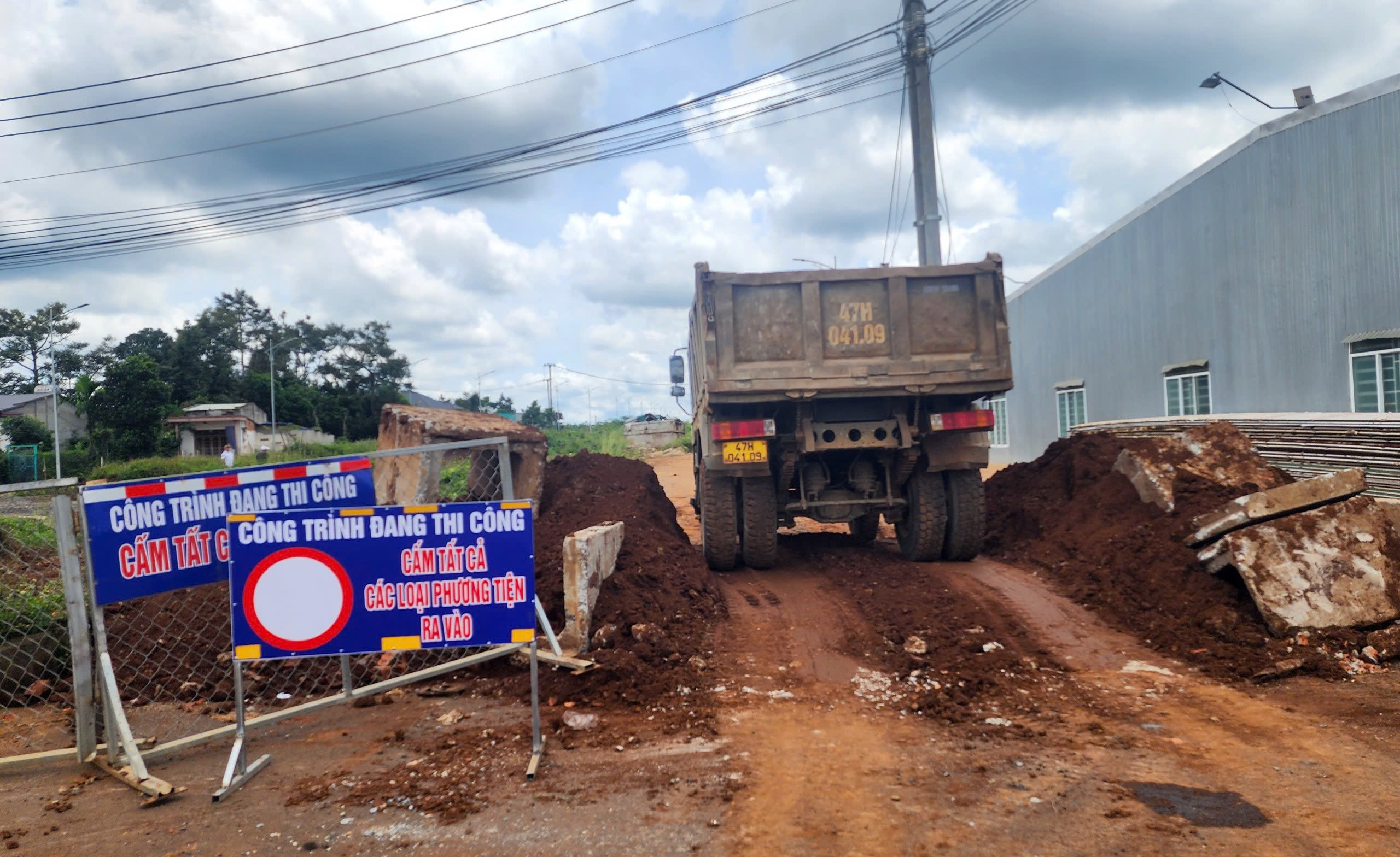 Đắk Lắk: Tăng cường giải ph&aacute;p ngăn phương tiện v&agrave;o tuyến tr&aacute;nh Bu&ocirc;n Ma Thuột đang thi c&ocirc;ng- Ảnh 1.